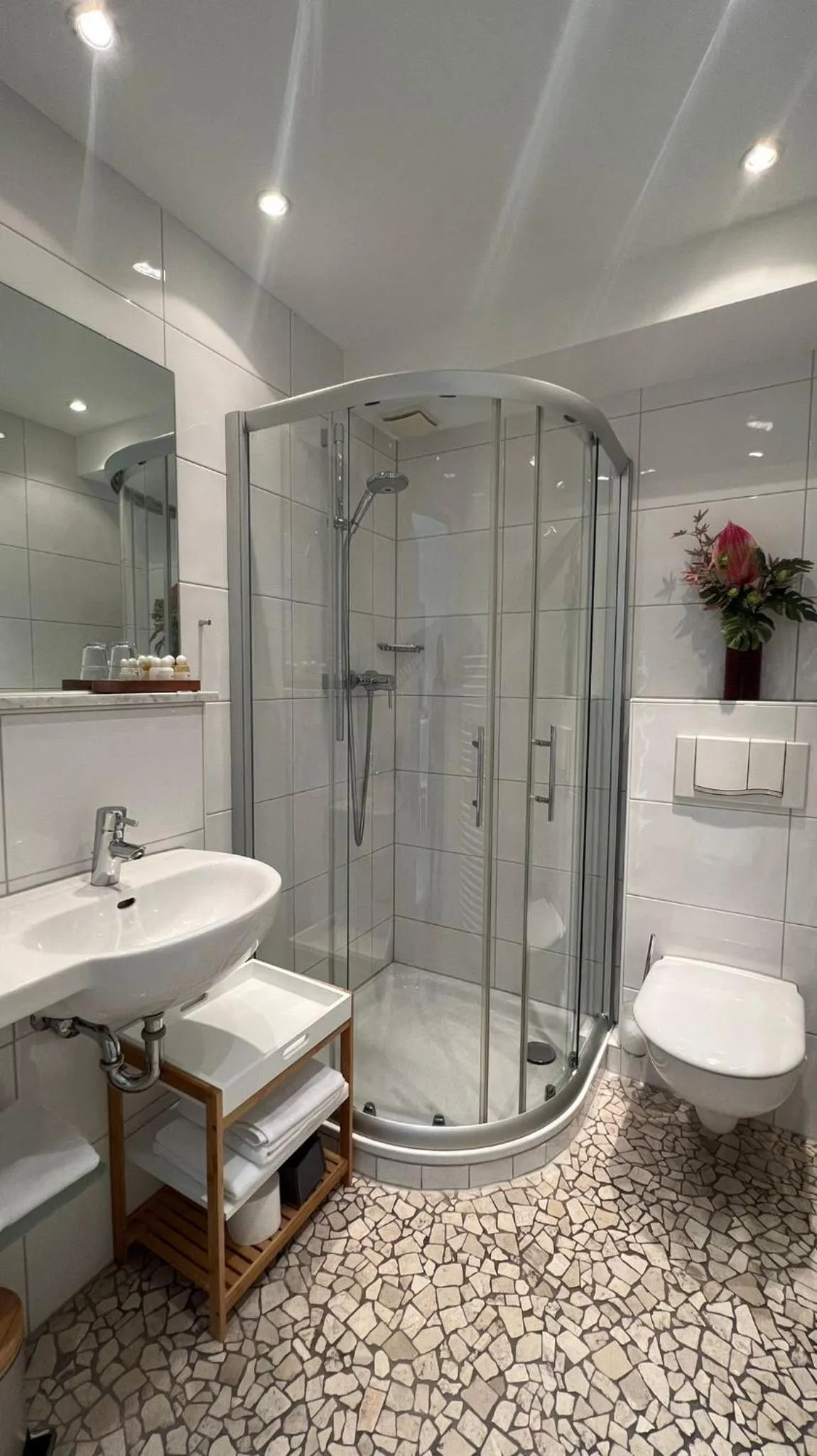 Shower in Hotel Victoria