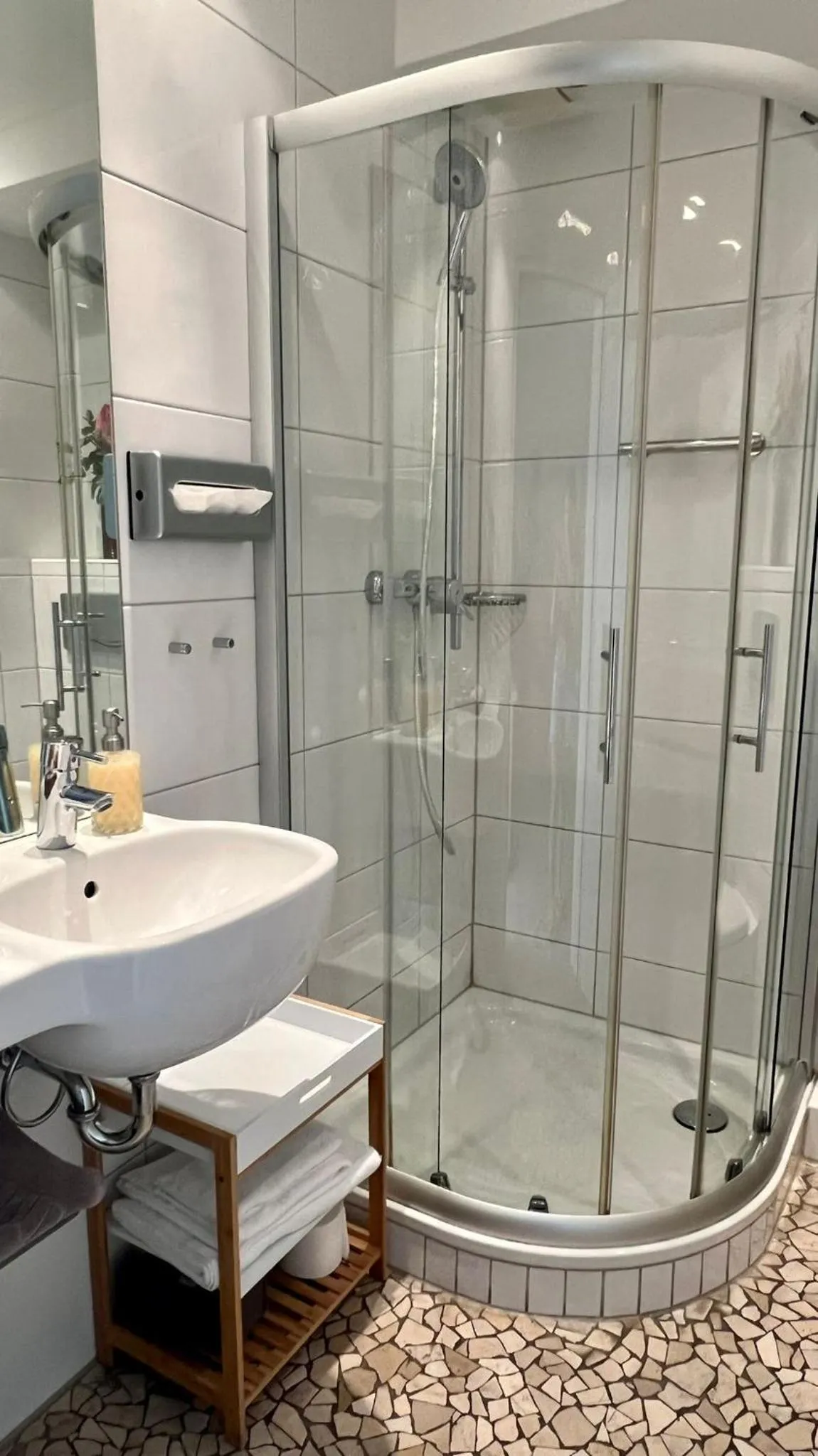 Shower in Hotel Victoria