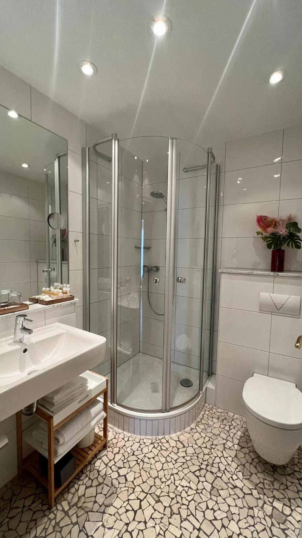 Shower in Hotel Victoria