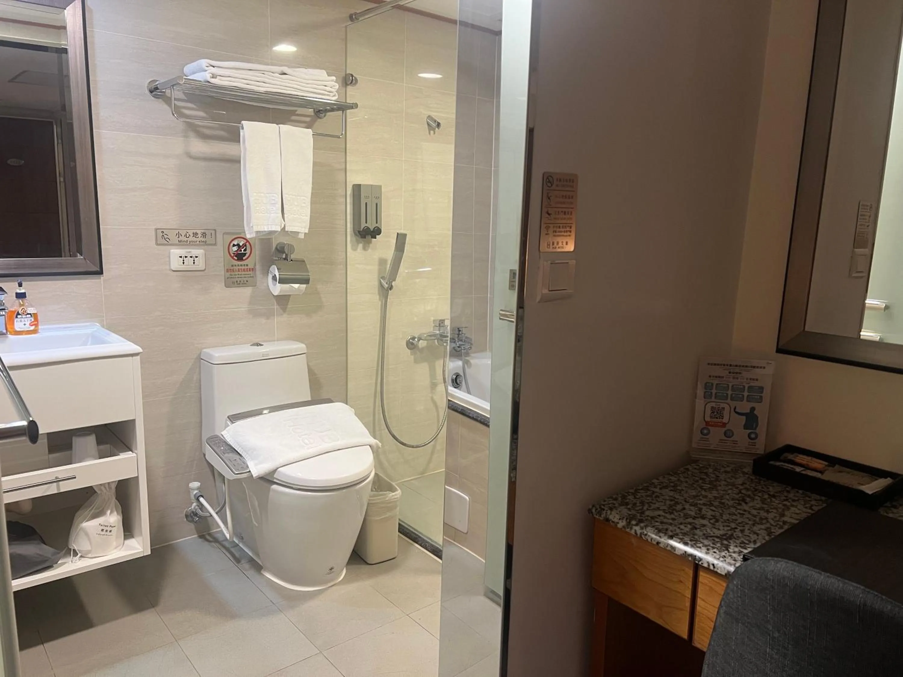 Shower in Hub Hotel Kaohsiung Cisian Branch