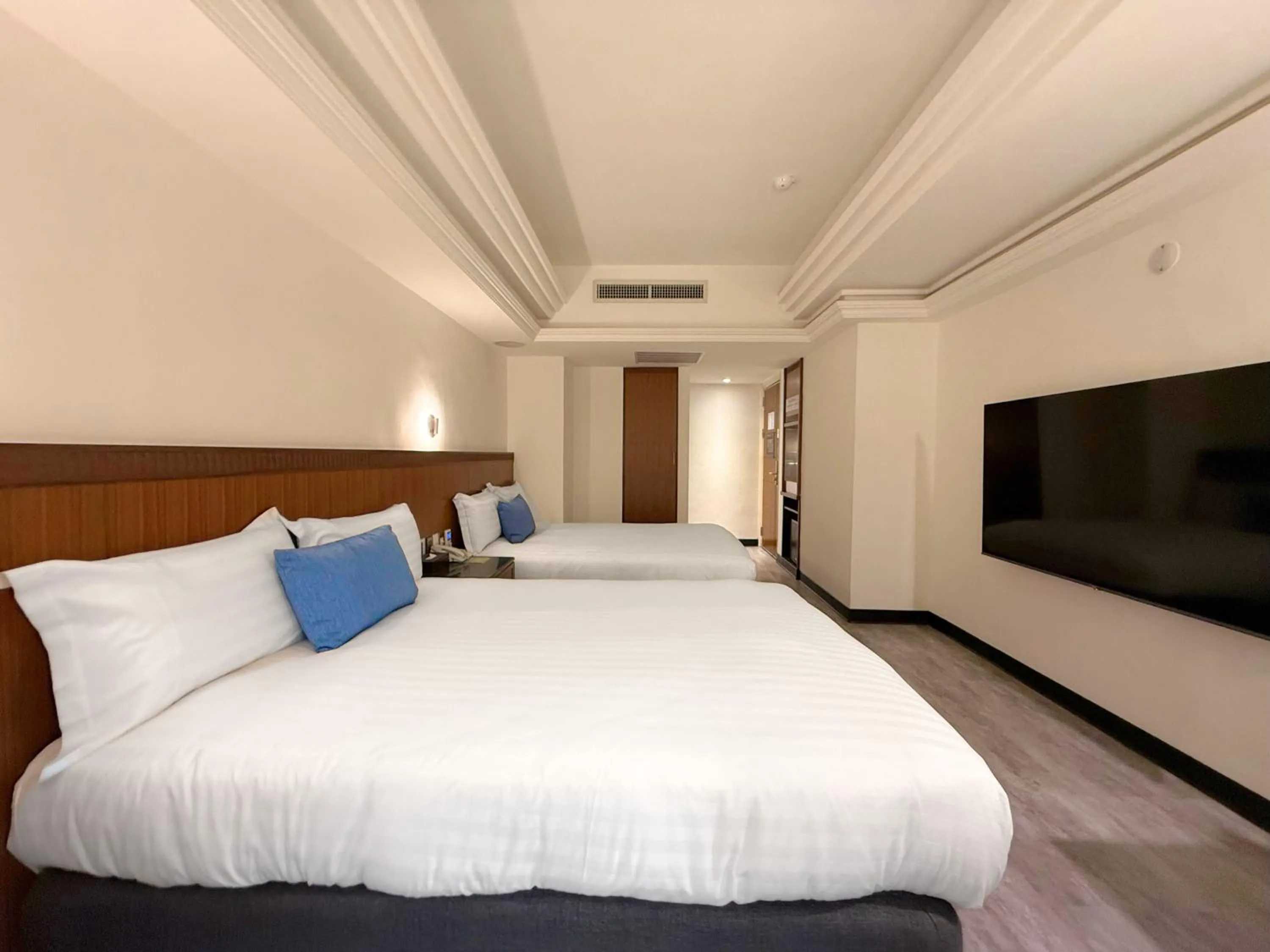 Photo of the whole room, Bed in Hub Hotel Kaohsiung Cisian Branch