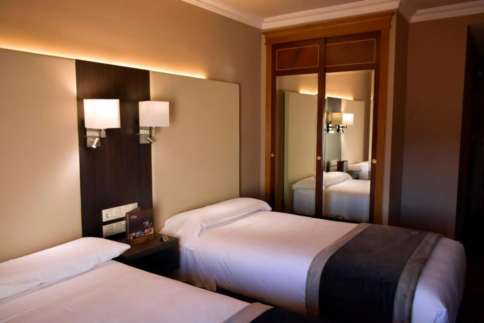 wardrobe, Bed in Hotel Armiñe