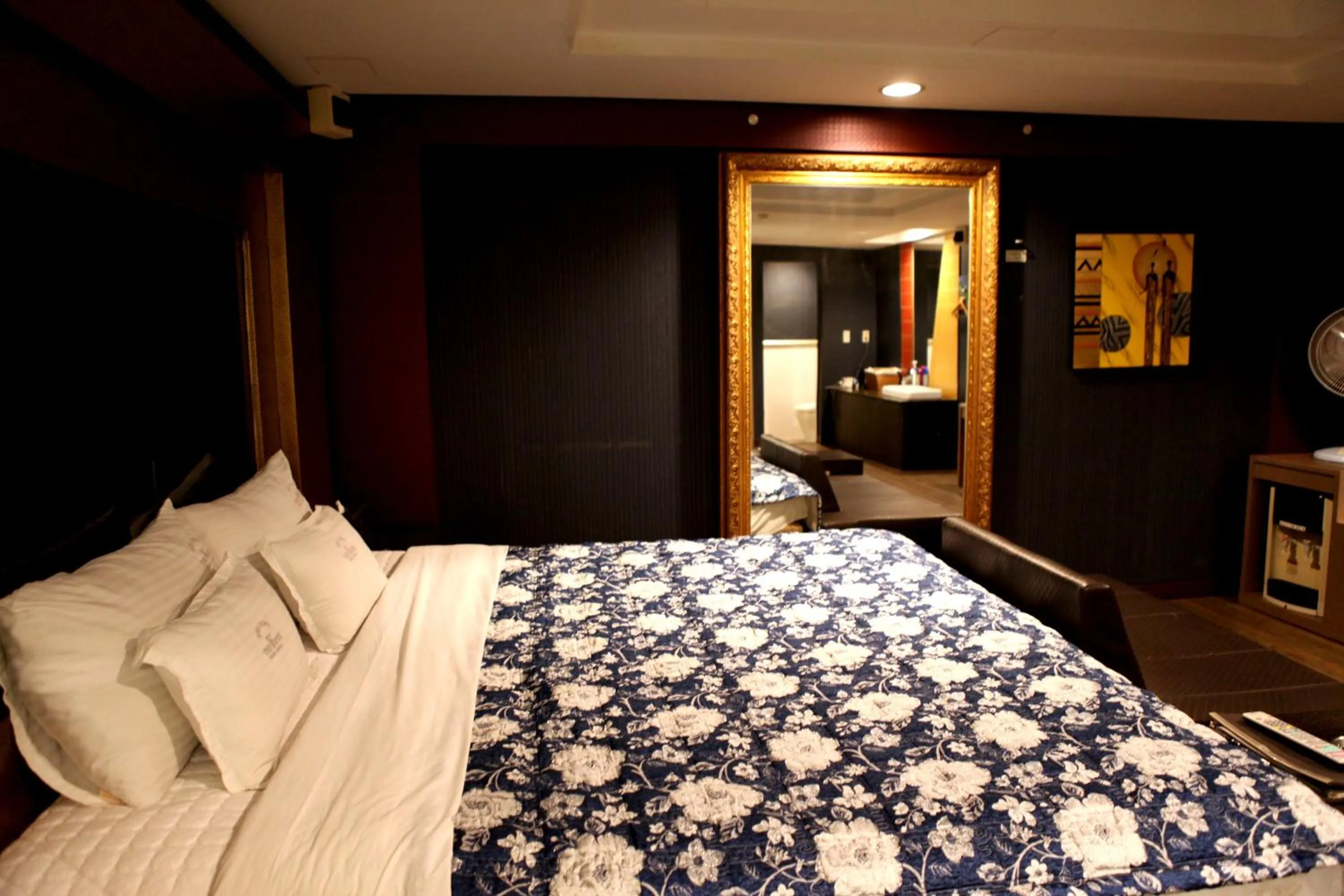 Decorative detail, Bed in V Motel Songdo