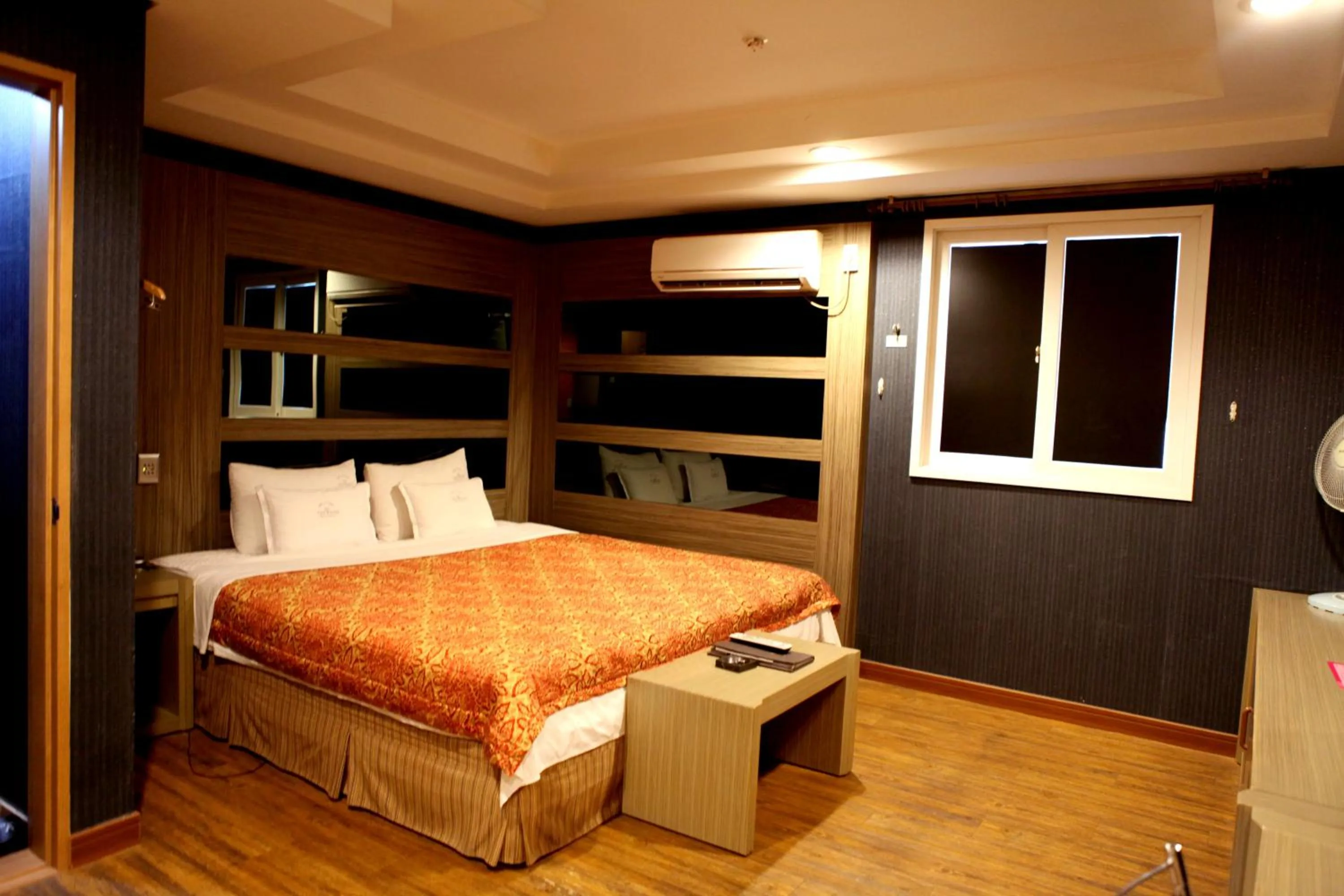 Decorative detail, Bed in V Motel Songdo