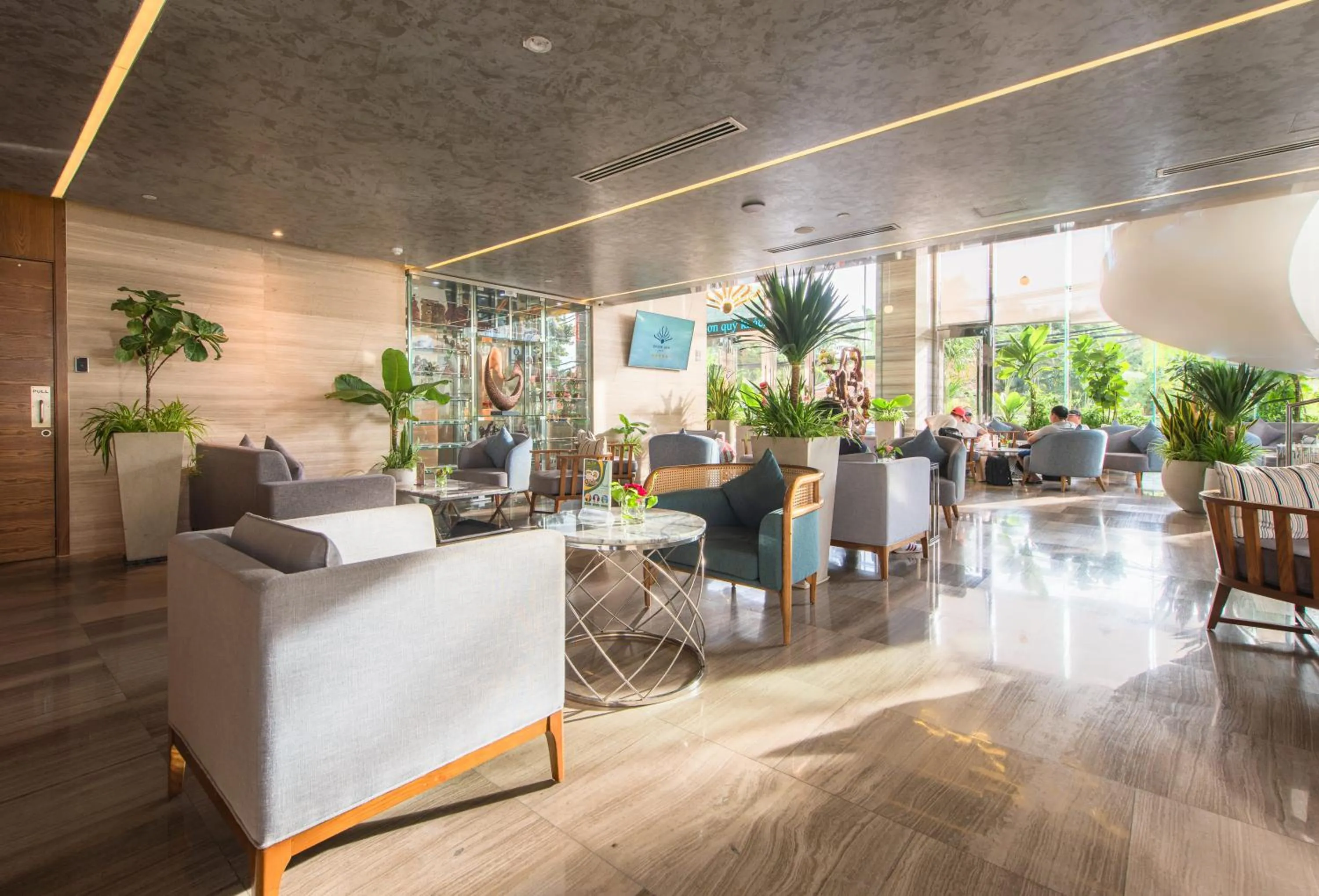 Restaurant/places to eat in Queen Ann Nha Trang Hotel