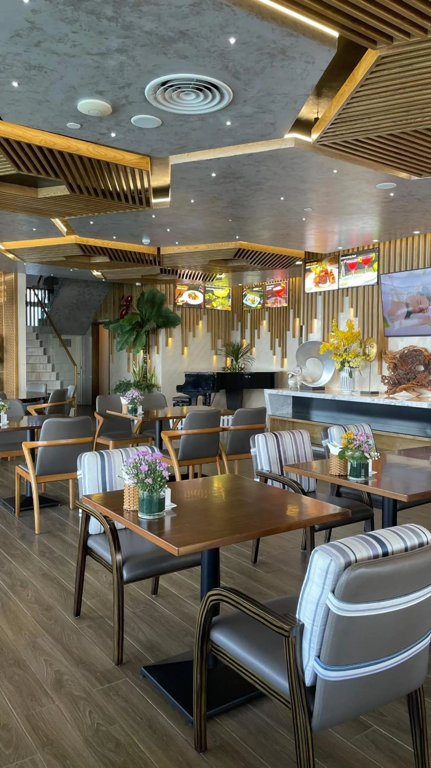 Restaurant/places to eat in Queen Ann Nha Trang Hotel