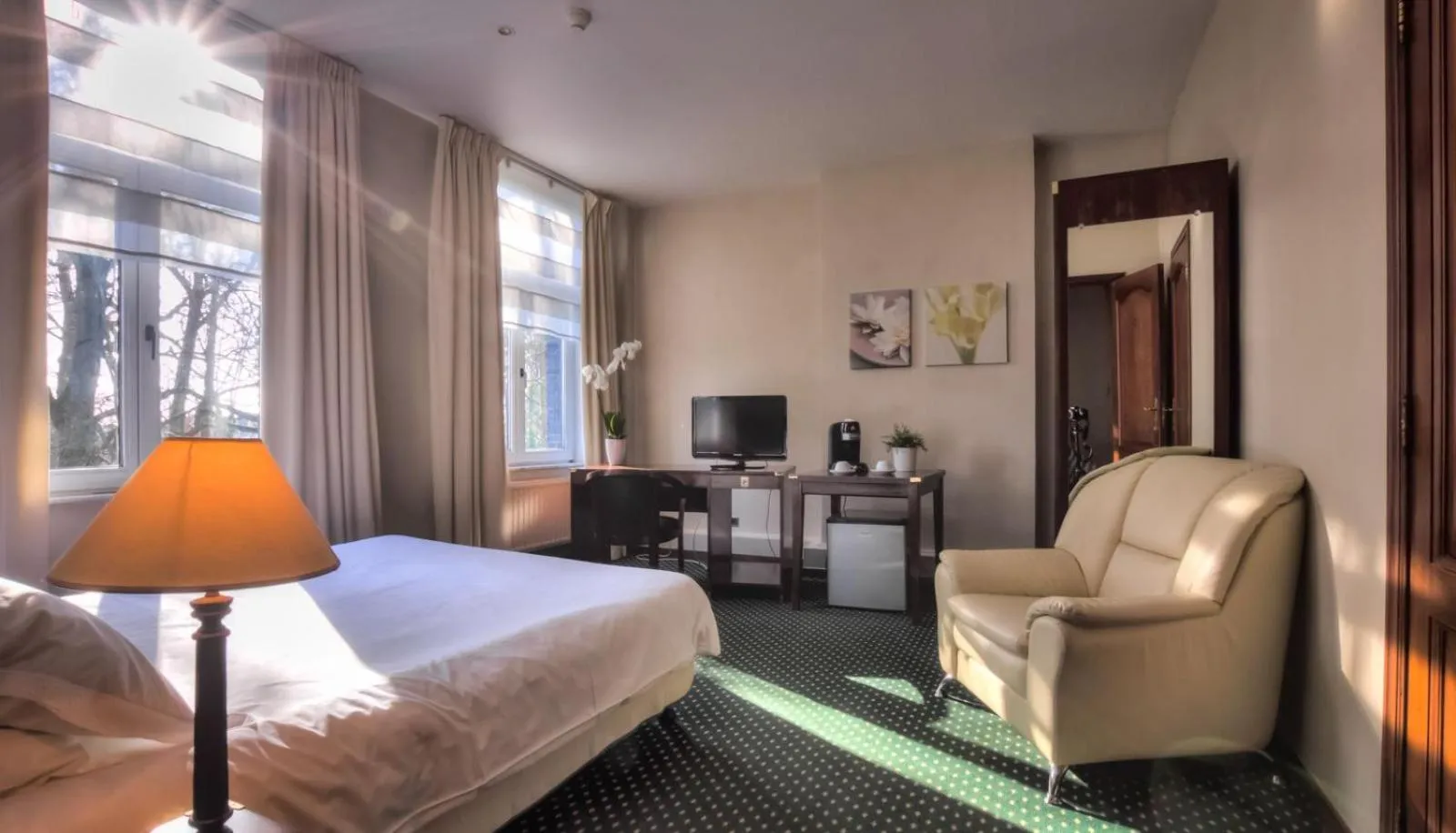 Photo of the whole room, Bed in Boutique Hôtel Le Monte-Cristo