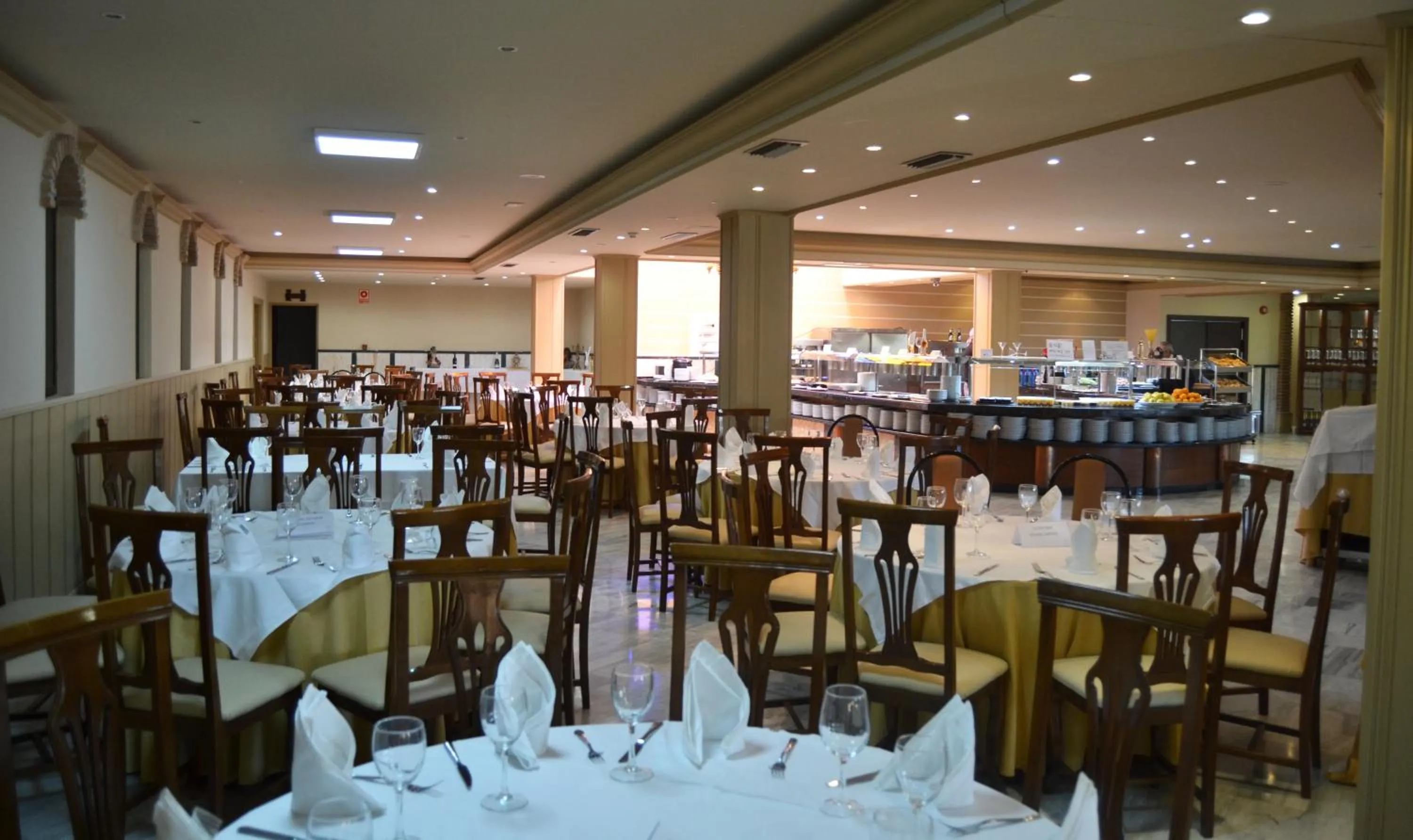Restaurant/places to eat in Hotel Reyes Ziries