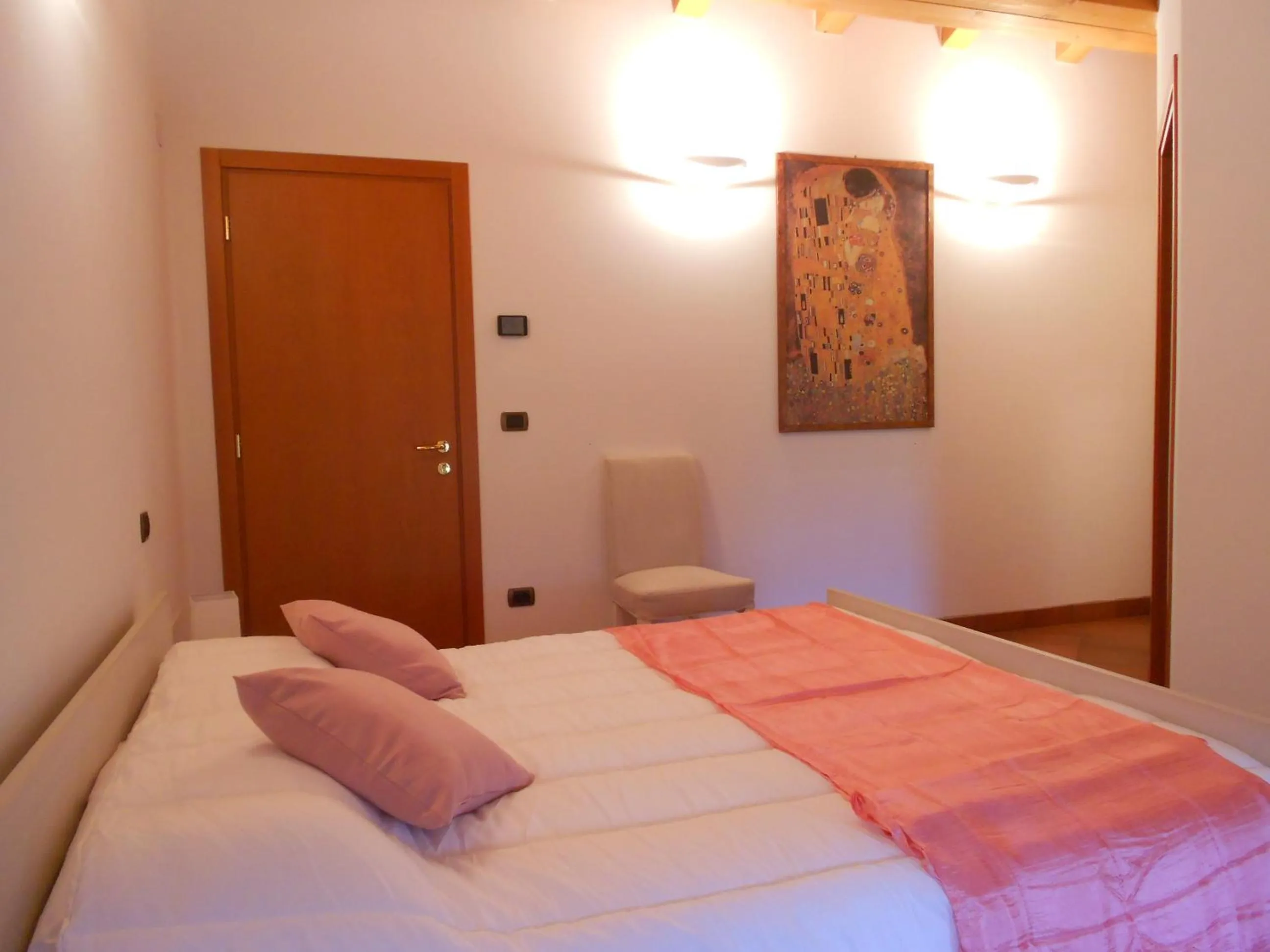 Photo of the whole room in b&b Ergira