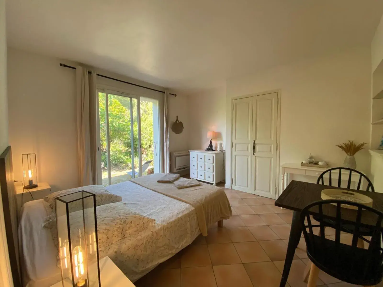 Double Room with Garden View in Villa Roka Double Room with Garden View in Villa Roka