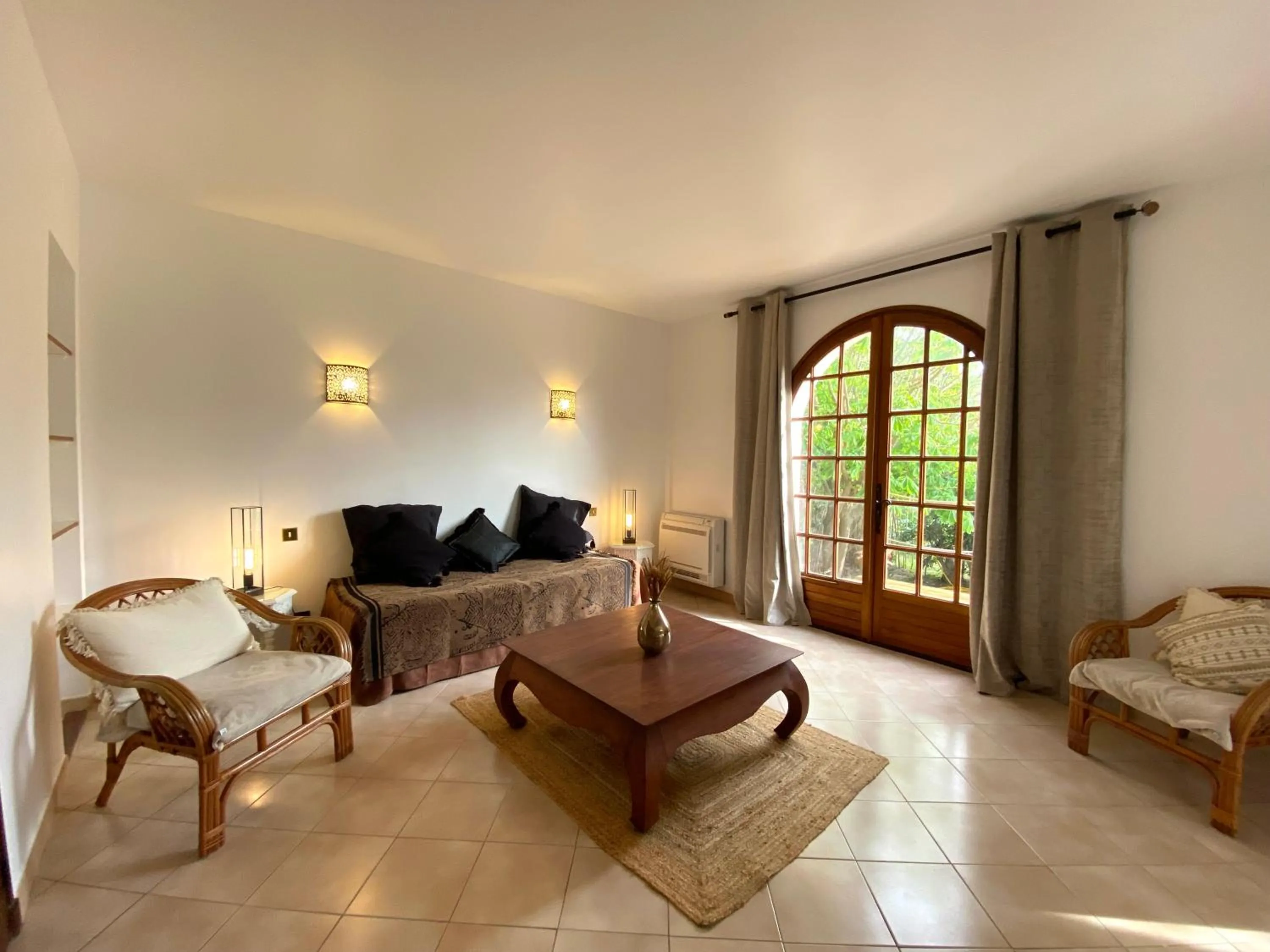 Living room, Bed in Villa Roka