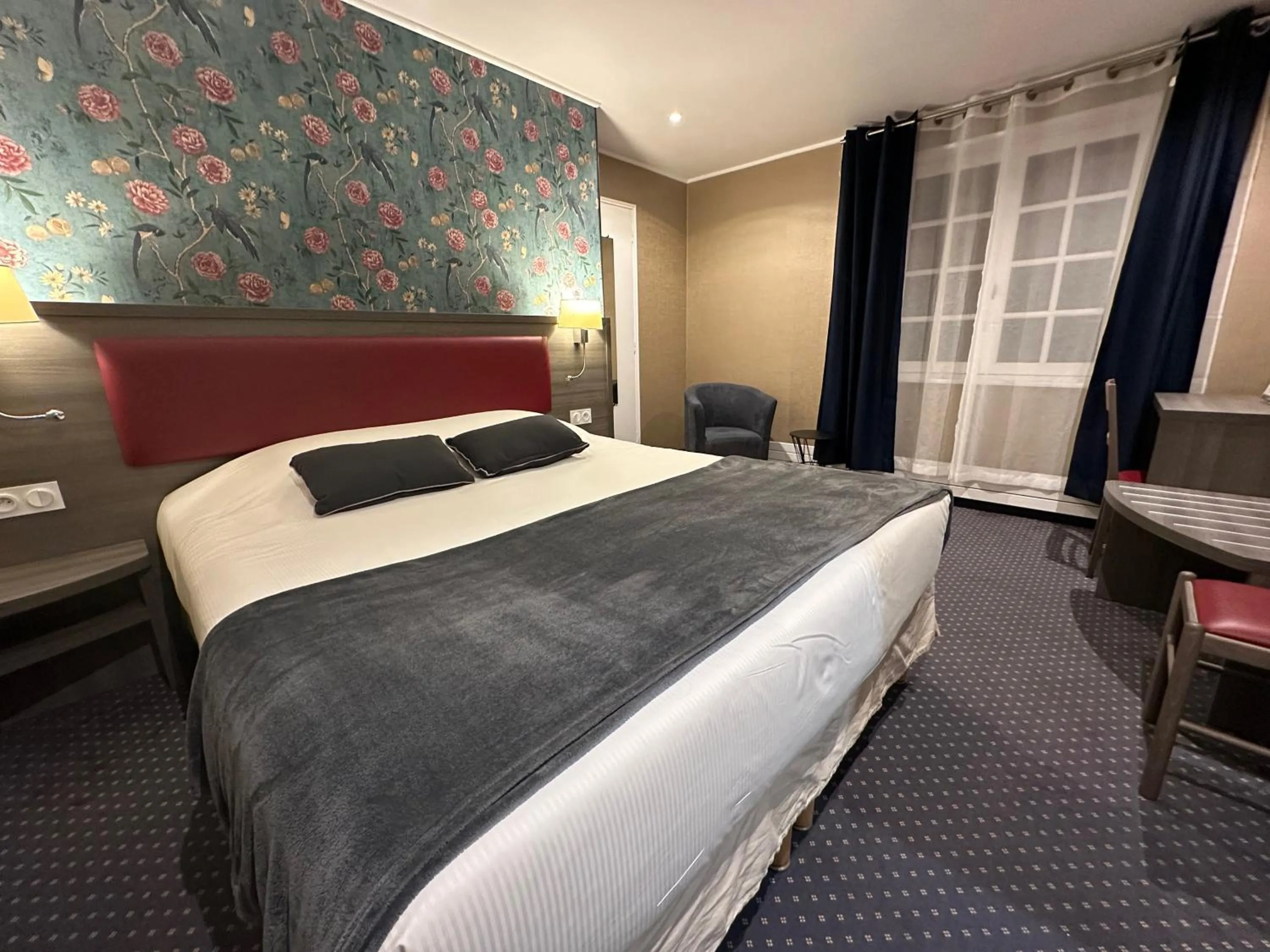 Photo of the whole room, Bed in Hôtel-Spa-Piscine Le Petit Castel Beuzeville-Honfleur