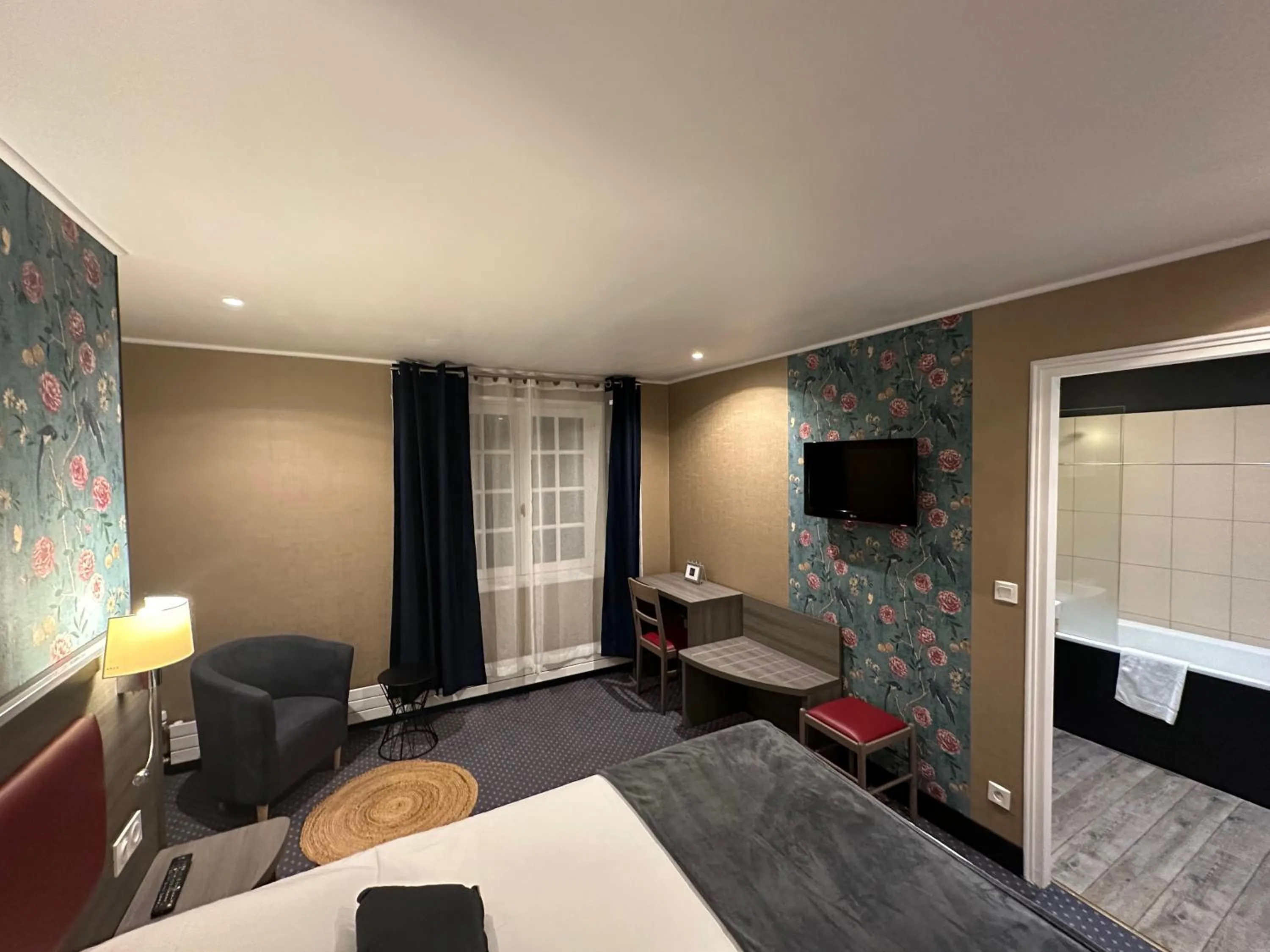 Photo of the whole room, Bed in Hôtel-Spa-Piscine Le Petit Castel Beuzeville-Honfleur