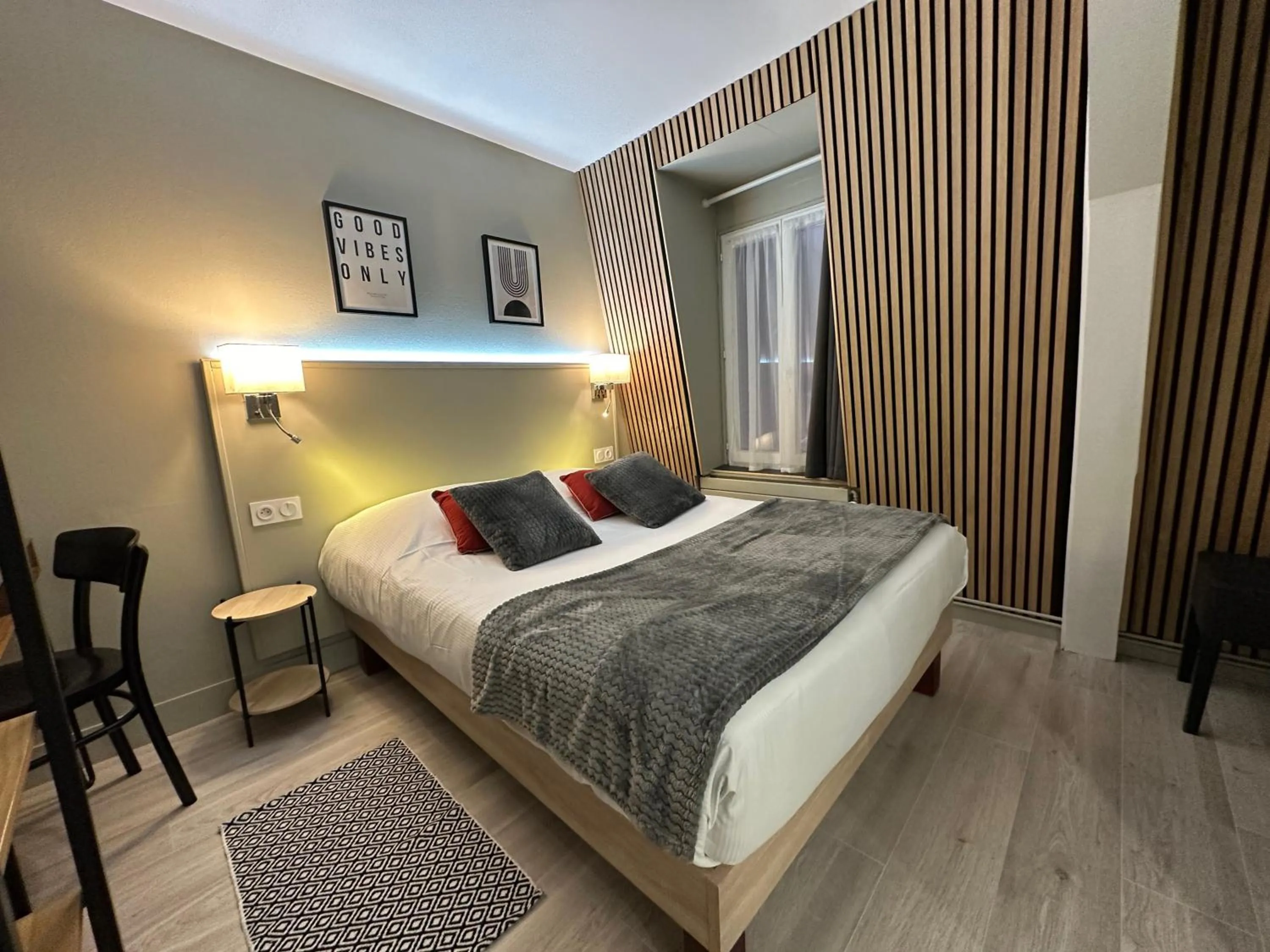 Photo of the whole room, Bed in Hôtel-Spa-Piscine Le Petit Castel Beuzeville-Honfleur