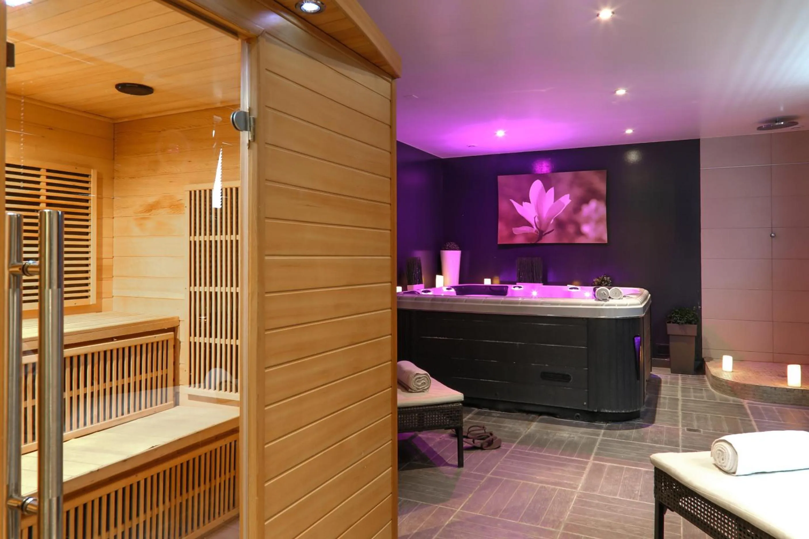 Hot Tub in Hôtel-Spa-Piscine Le Petit Castel Beuzeville-Honfleur