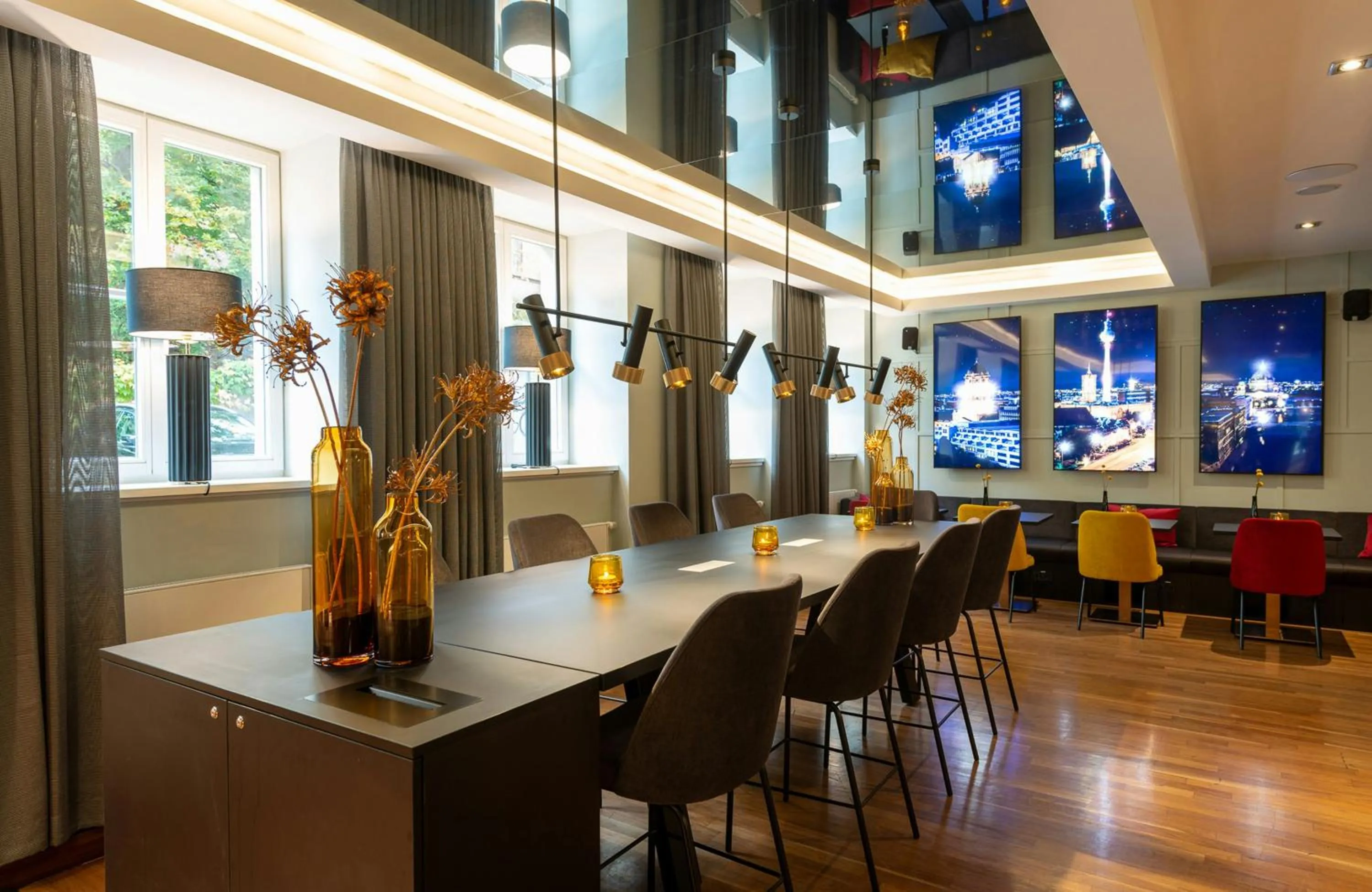 Lounge or bar in Leonardo Royal Hotel Berlin Alexanderplatz