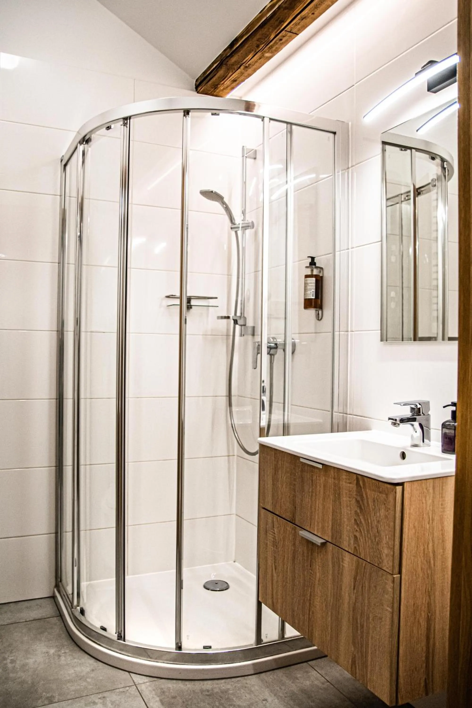 Shower in Wine Apartments