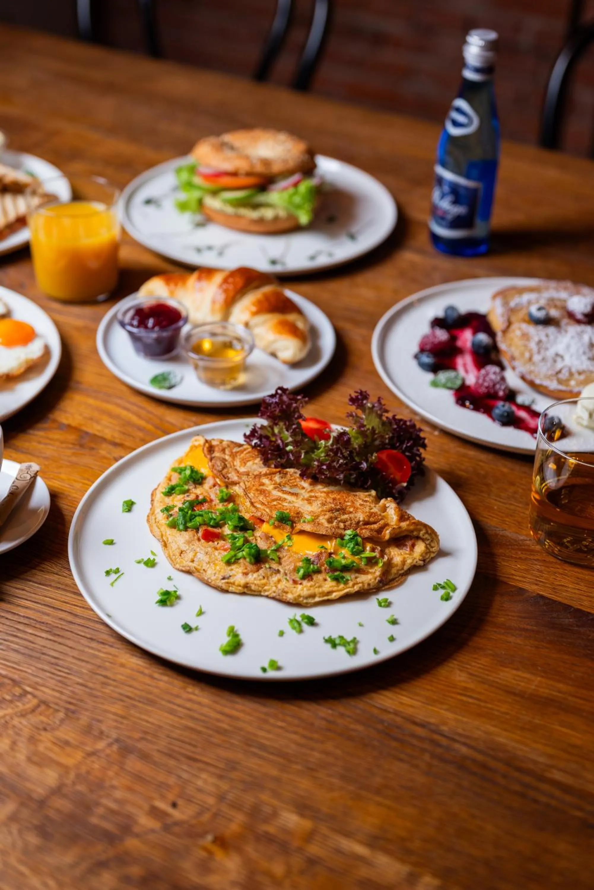 Restaurant/places to eat in Wine Apartments