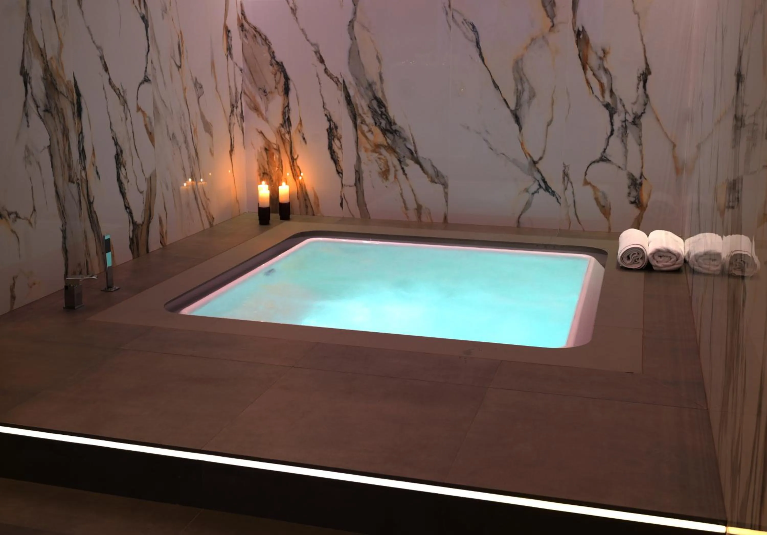 Hot Tub in Il Decameron Luxury Design Hotel