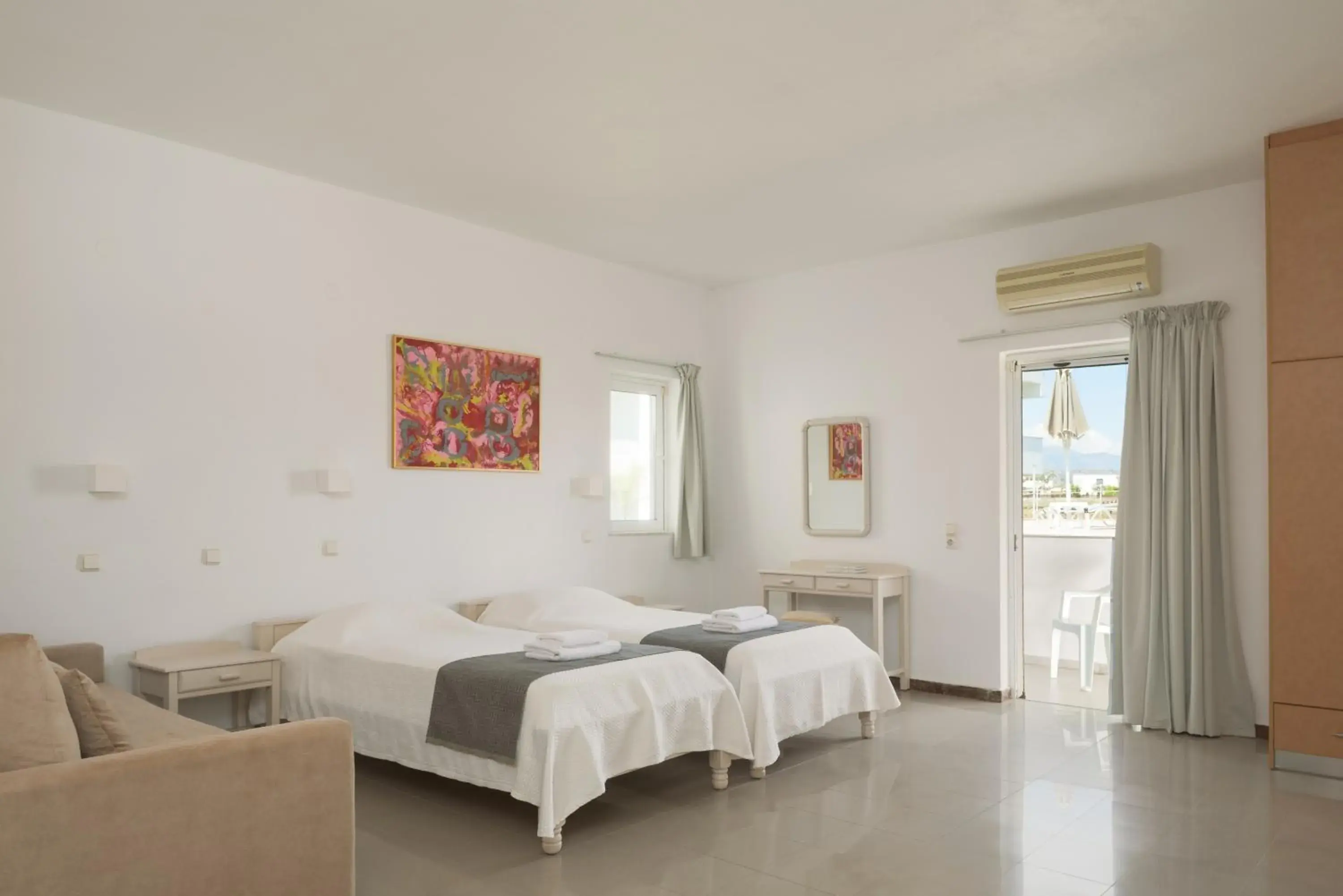 Family Open Plan Studio with Pool View in Reina Apartments Family Open Plan Studio with Pool View in Reina Apartments