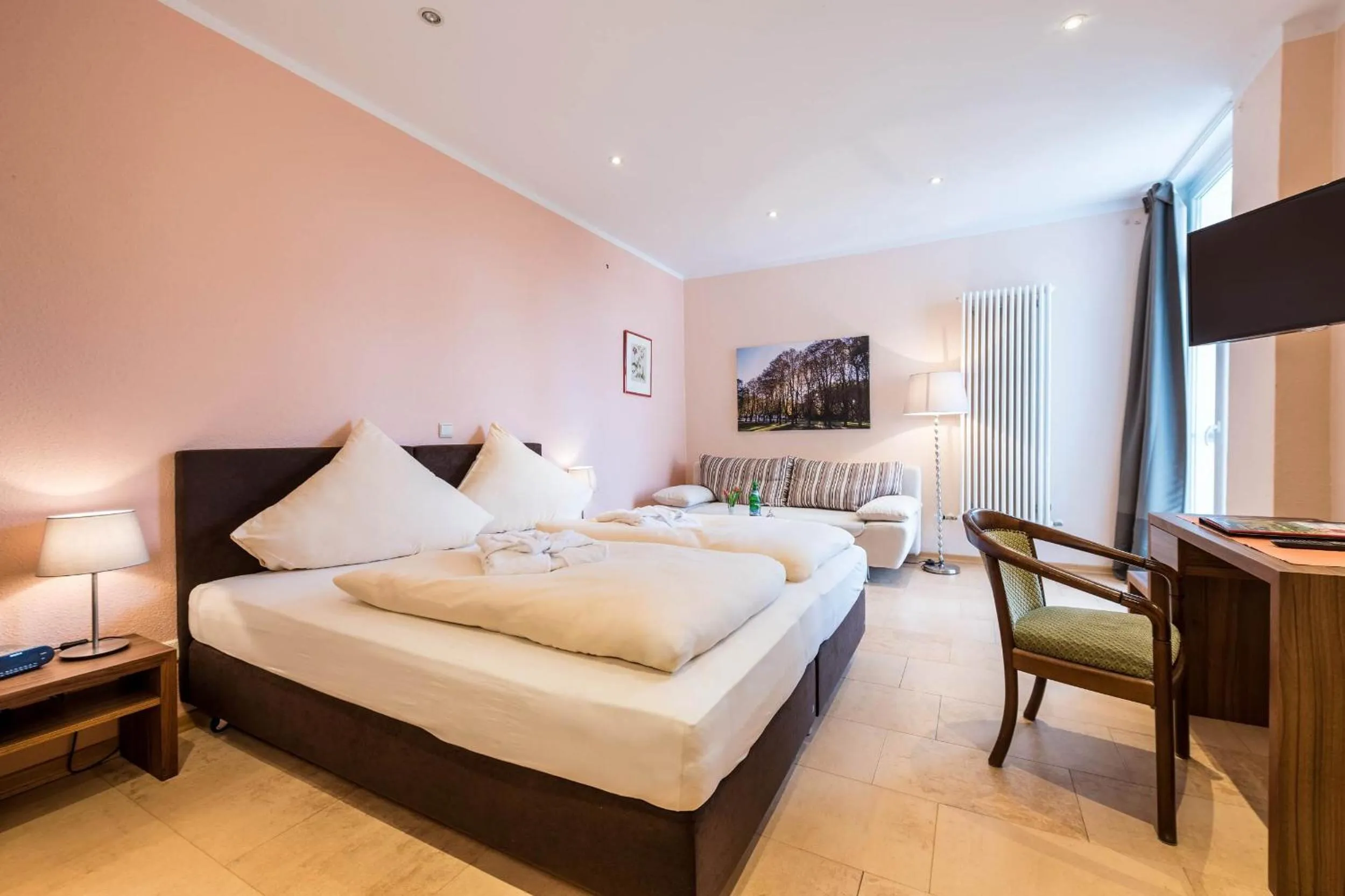 Photo of the whole room, Bed in Aparthotel am Kurpark