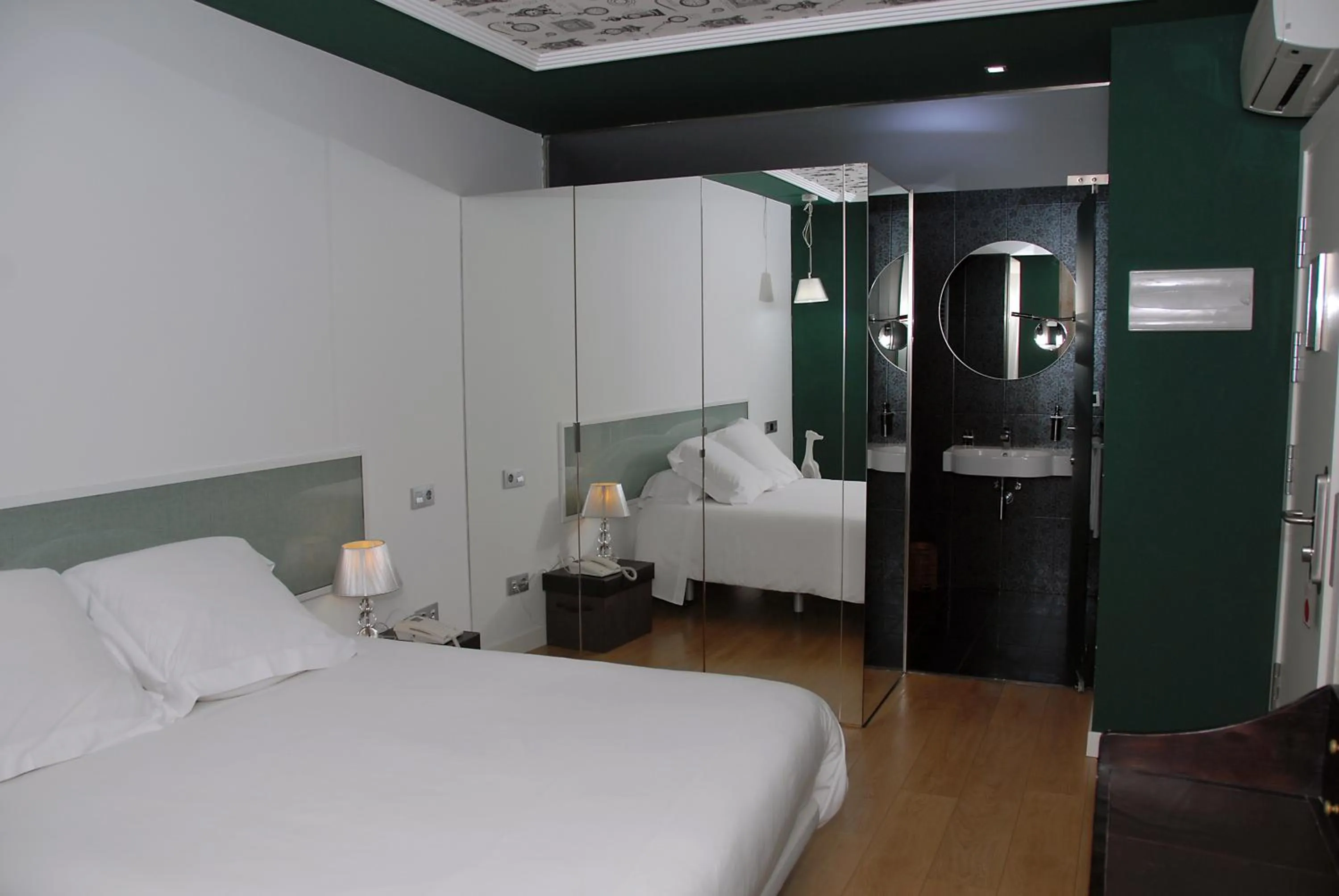 Photo of the whole room, Bed in Casas Reais Boutique