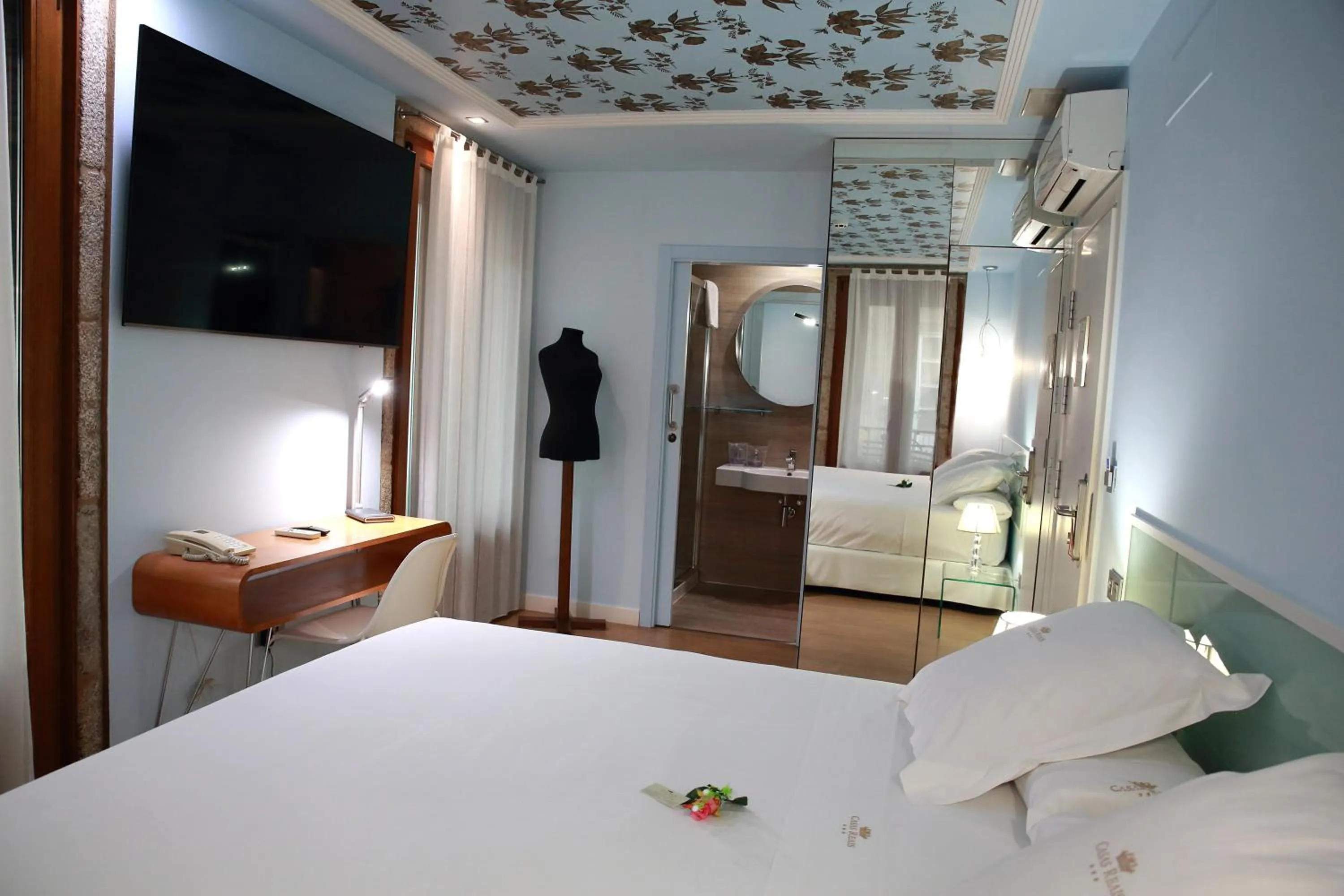 TV and multimedia, Bed in Casas Reais Boutique