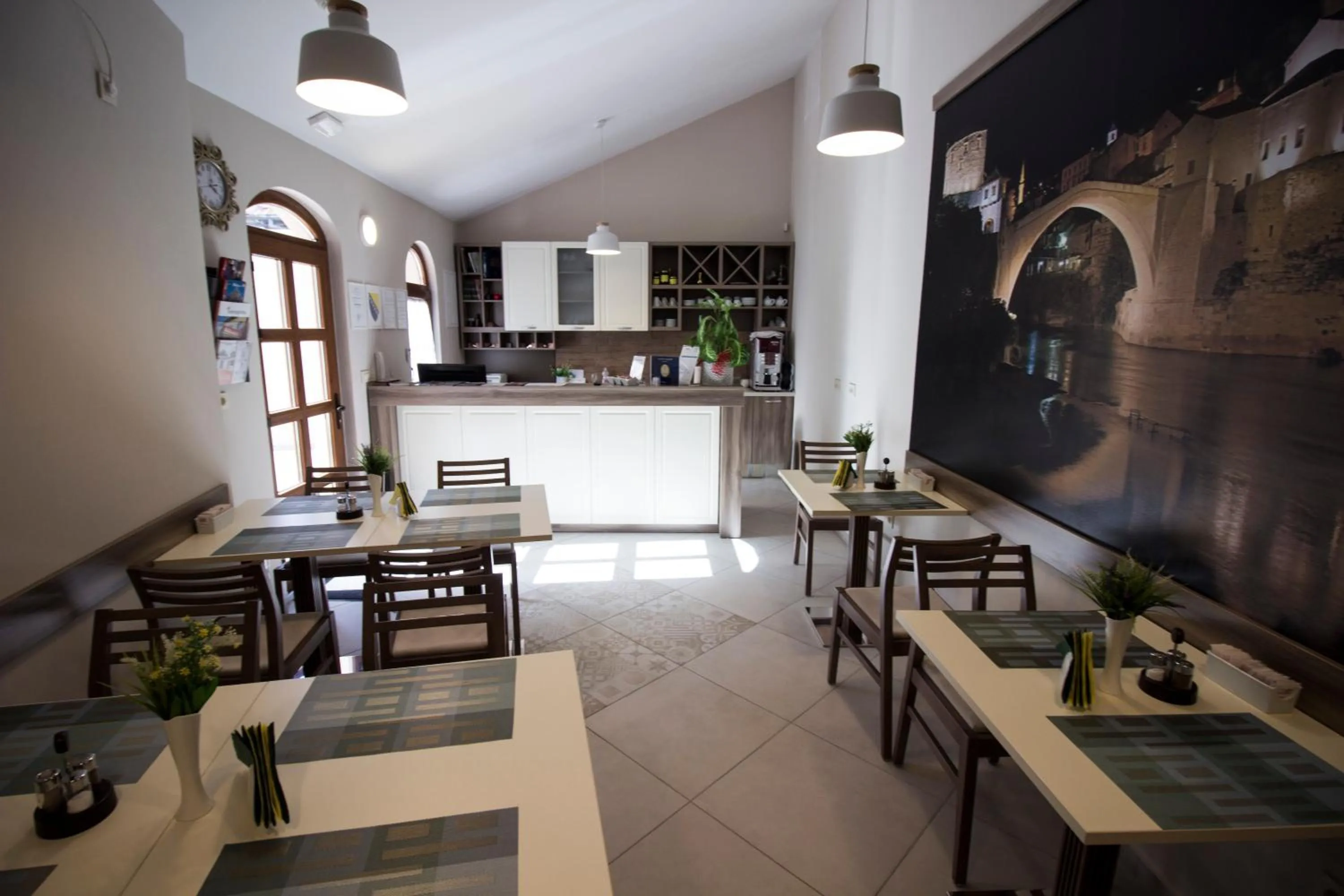 Restaurant/places to eat in Villa Divani