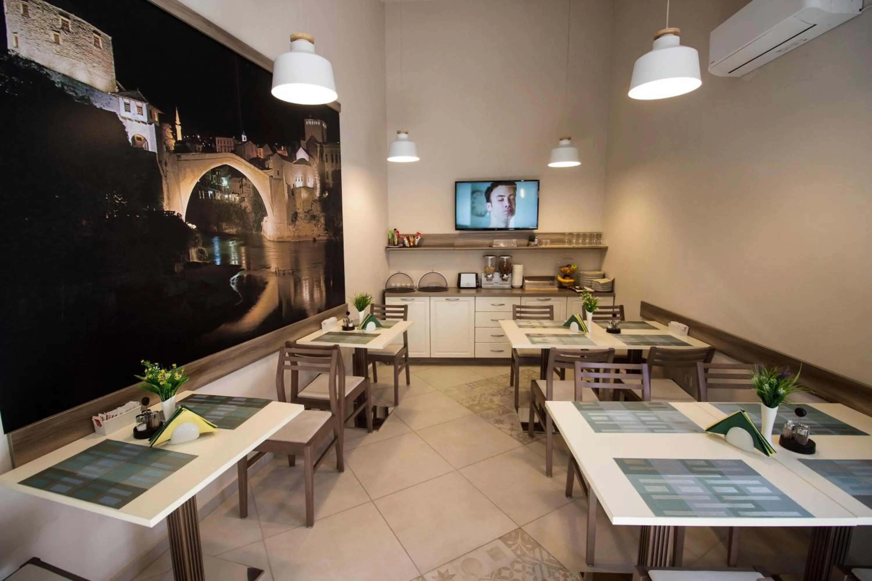 Restaurant/places to eat in Villa Divani