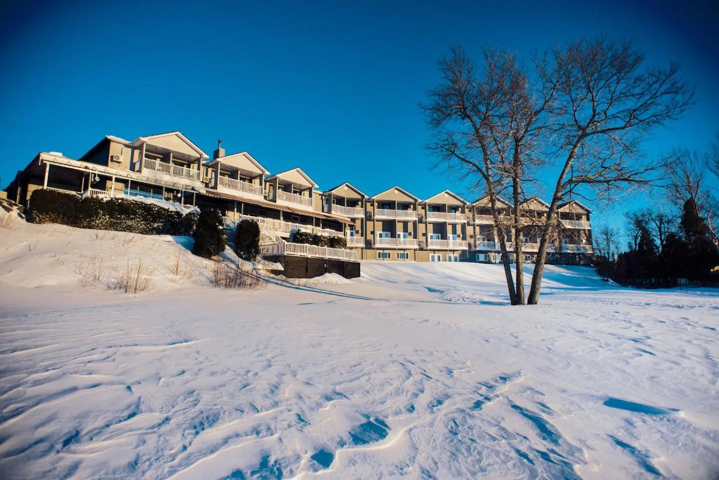 Property building in Auberge Des Îles