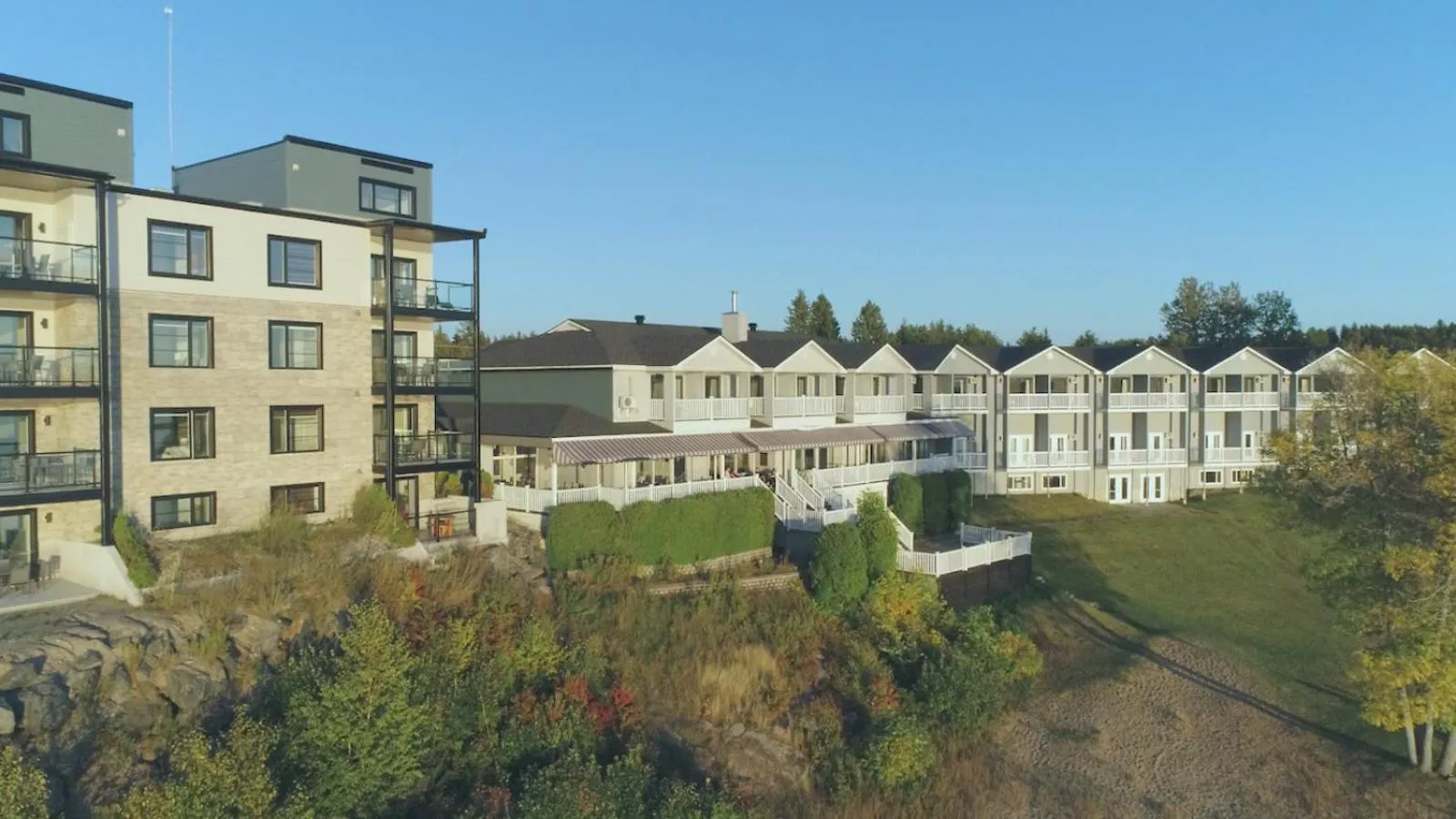 Property building in Auberge Des Îles