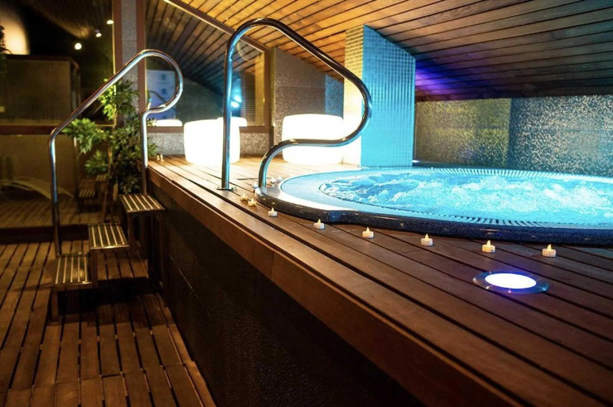 Hot Tub in Hotel Sancho Abarca Petit SPA