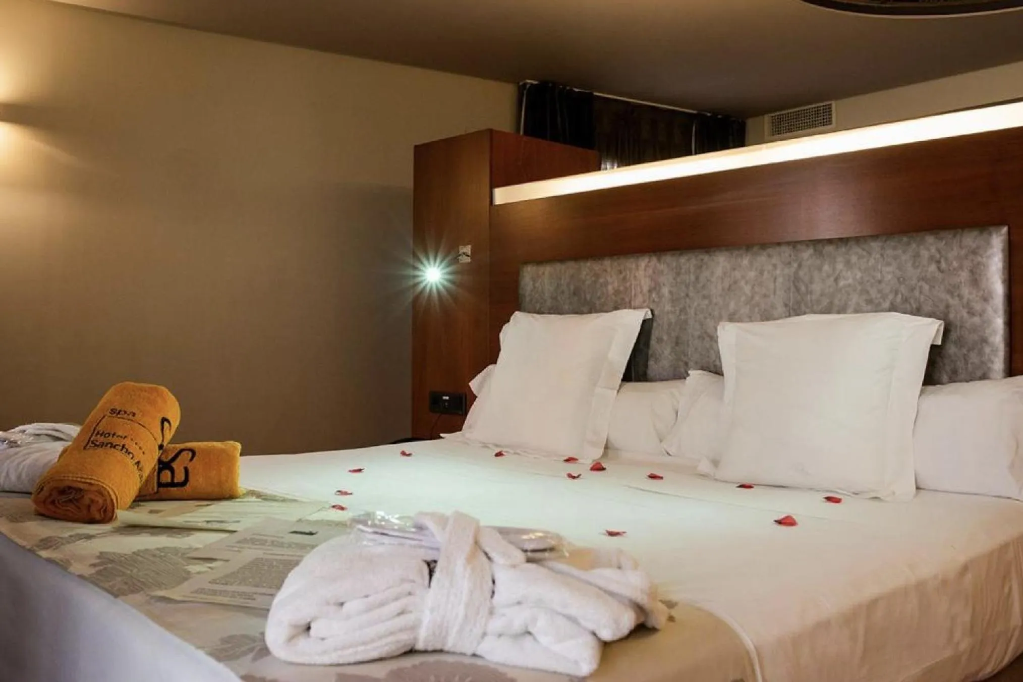 Bedroom, Bed in Hotel Sancho Abarca Petit SPA