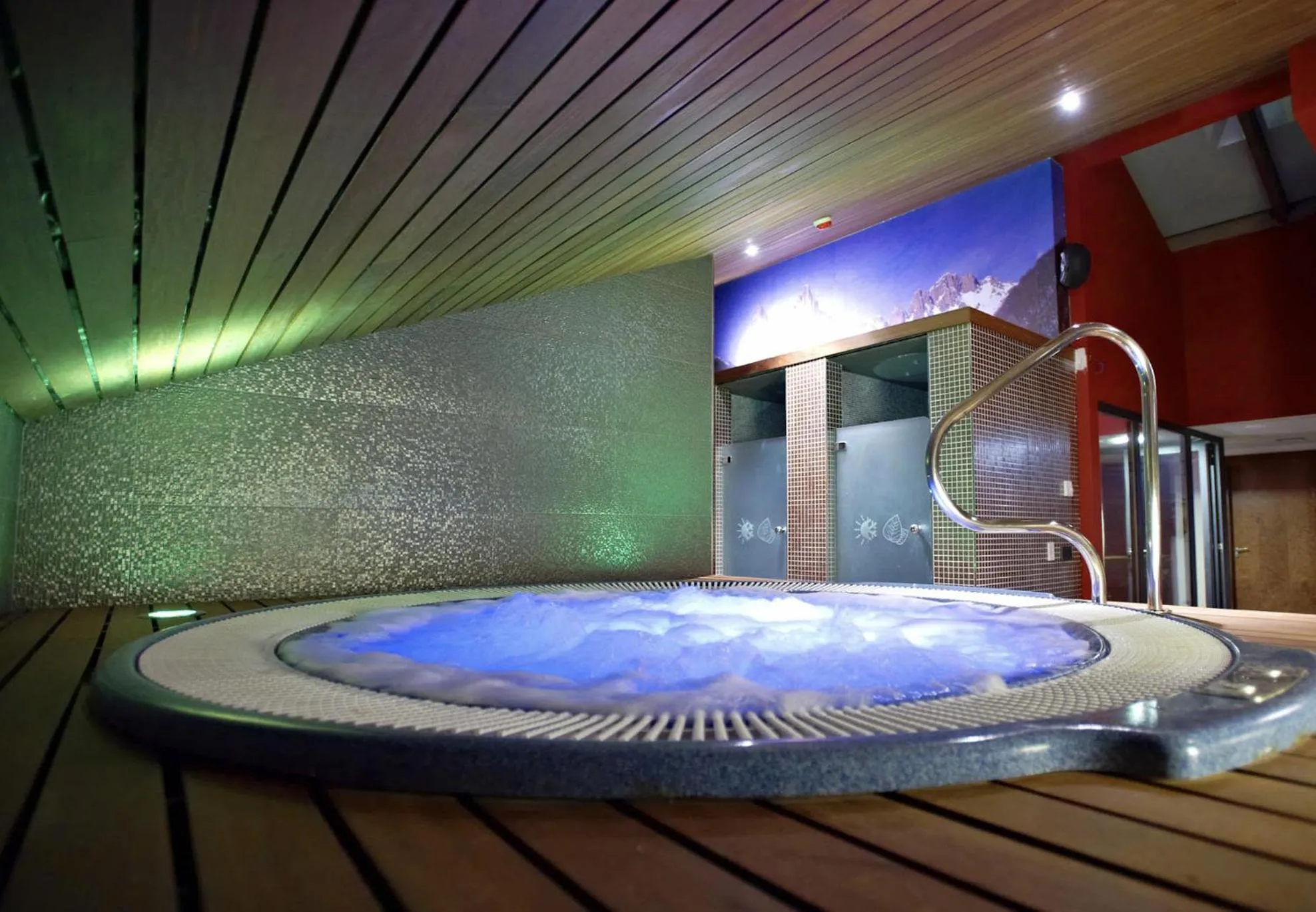 Hot Tub in Hotel Sancho Abarca Petit SPA