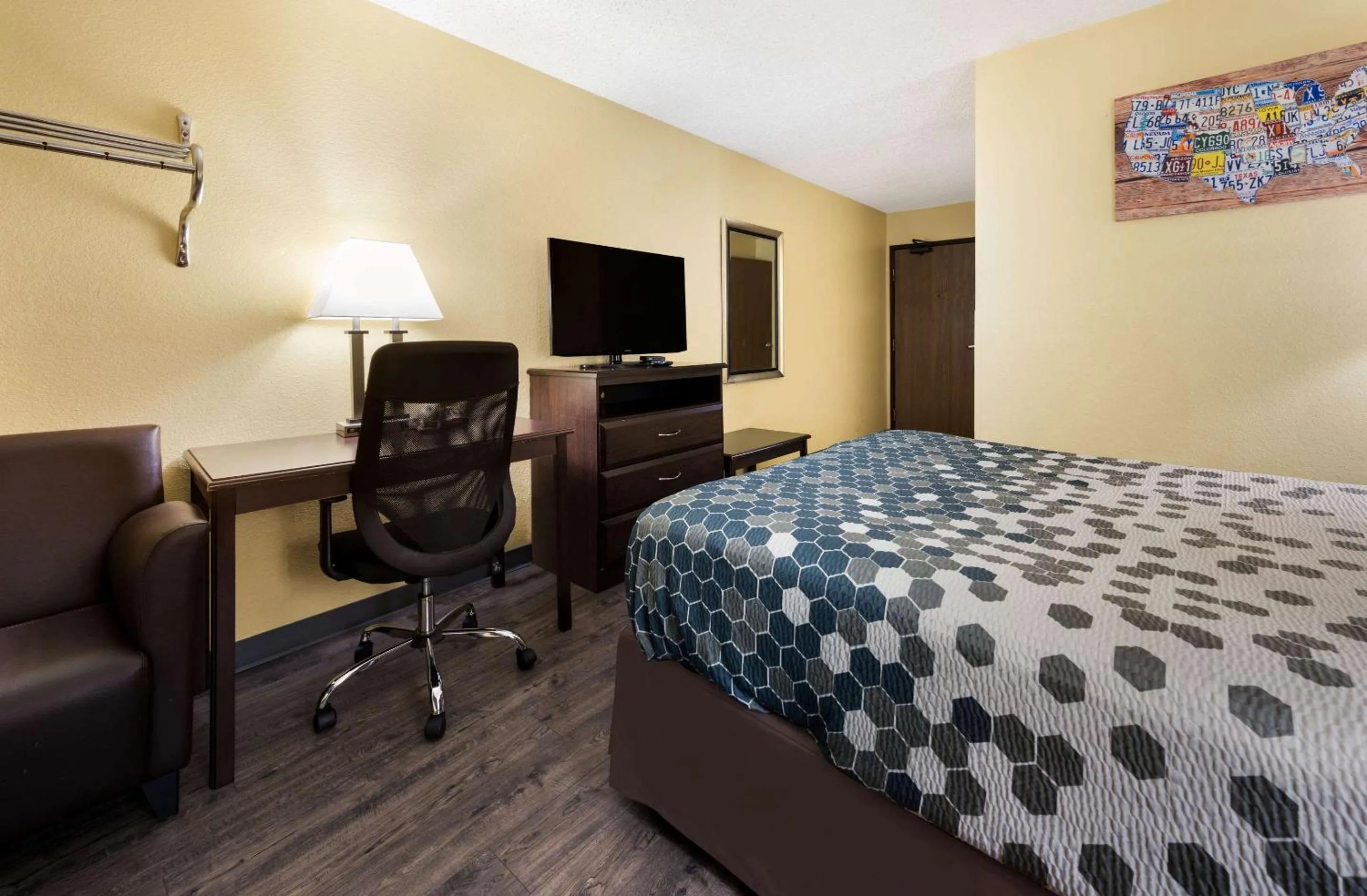 Bedroom, Bed in Econo Lodge Spotsylvania Town Center