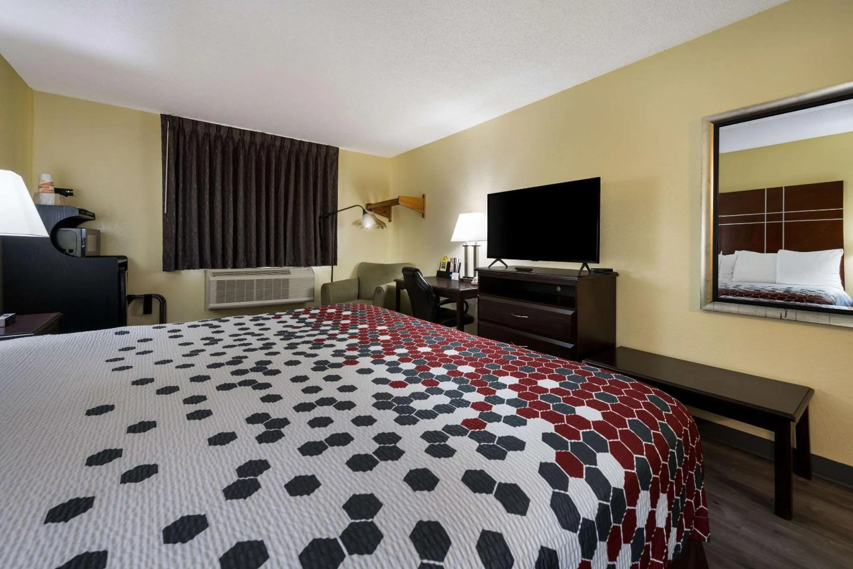 Bedroom, Bed in Econo Lodge Spotsylvania Town Center