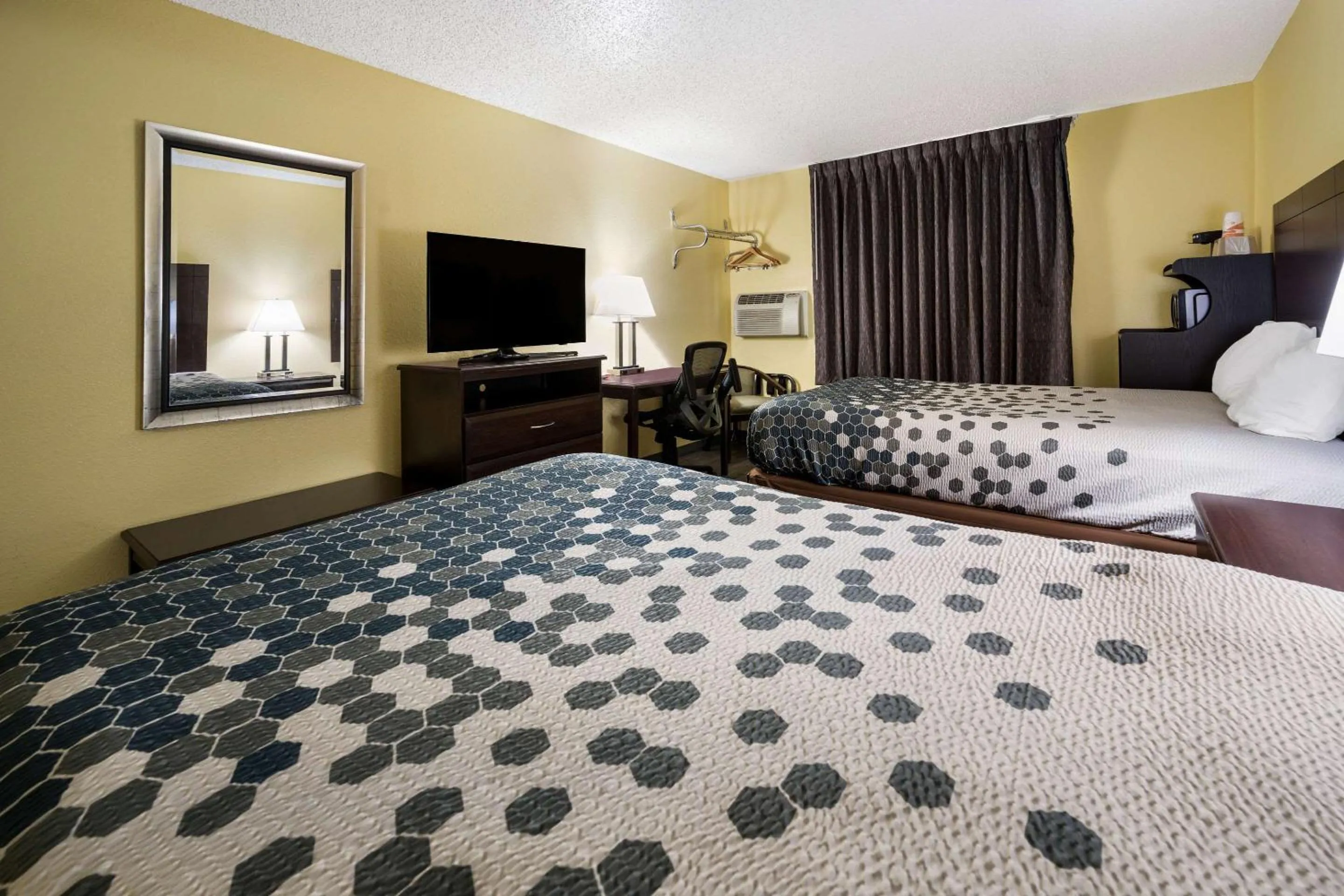 Bedroom, Bed in Econo Lodge Spotsylvania Town Center