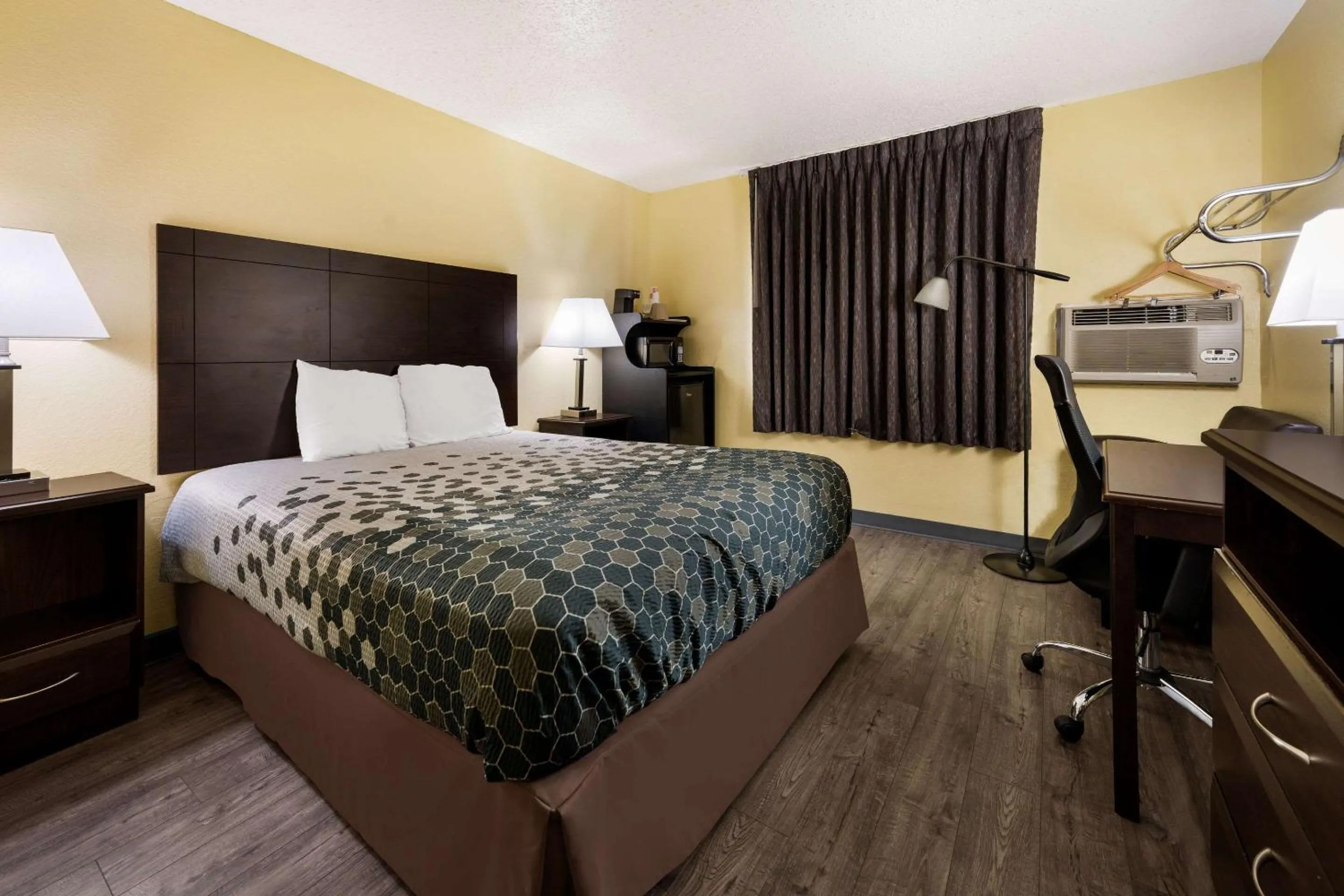 Bedroom, Bed in Econo Lodge Spotsylvania Town Center