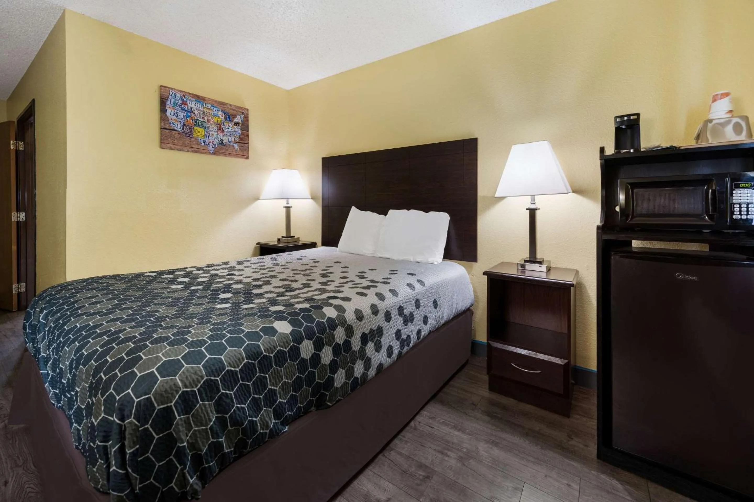 Bedroom, Bed in Econo Lodge Spotsylvania Town Center