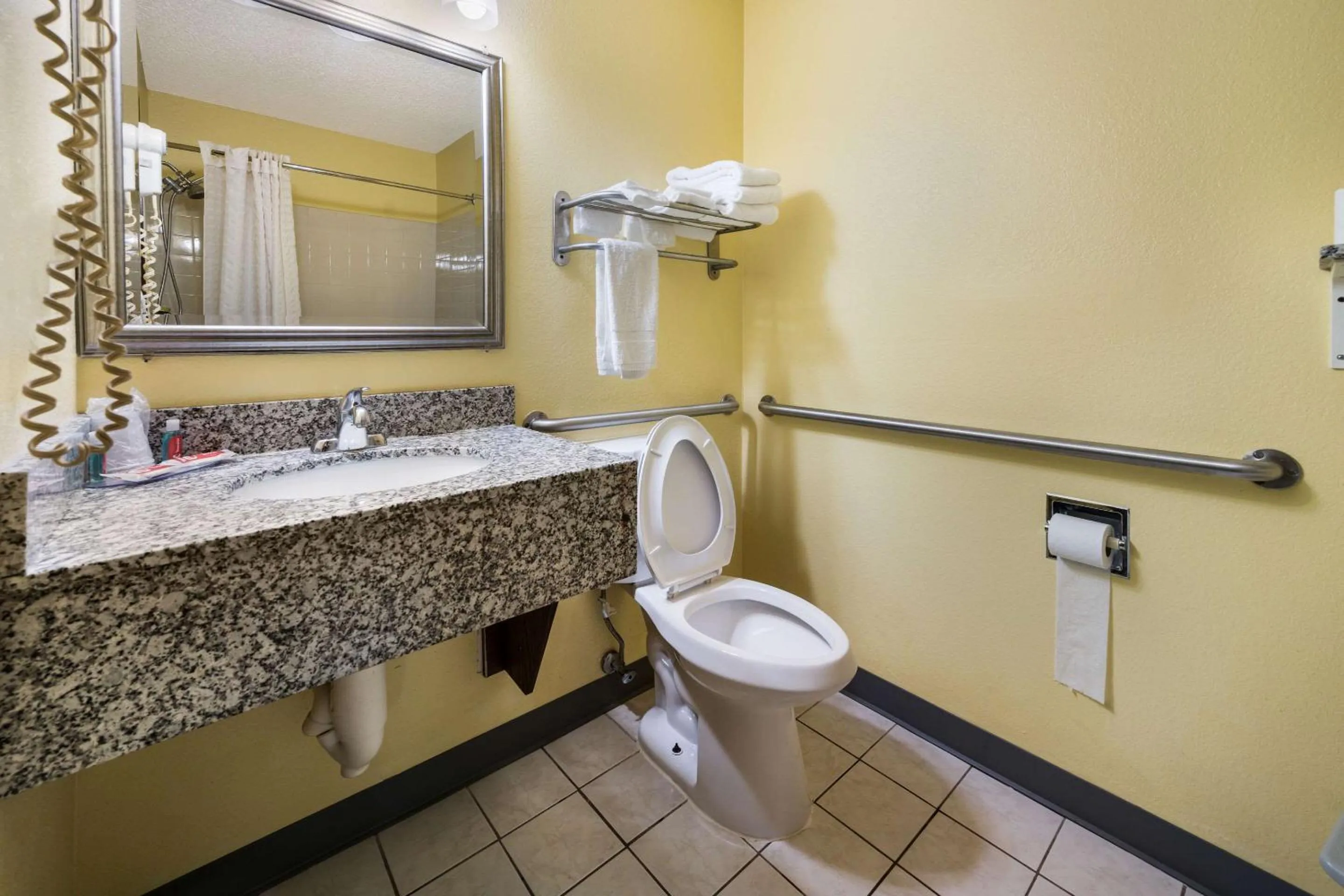 Bedroom in Econo Lodge Spotsylvania Town Center