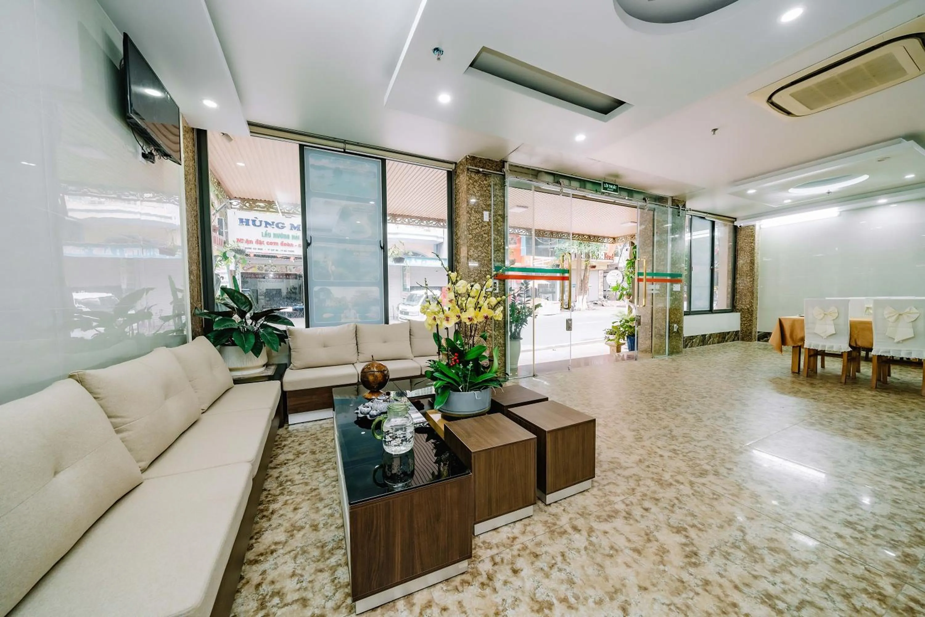 Living room in Phuong Dong Hotel