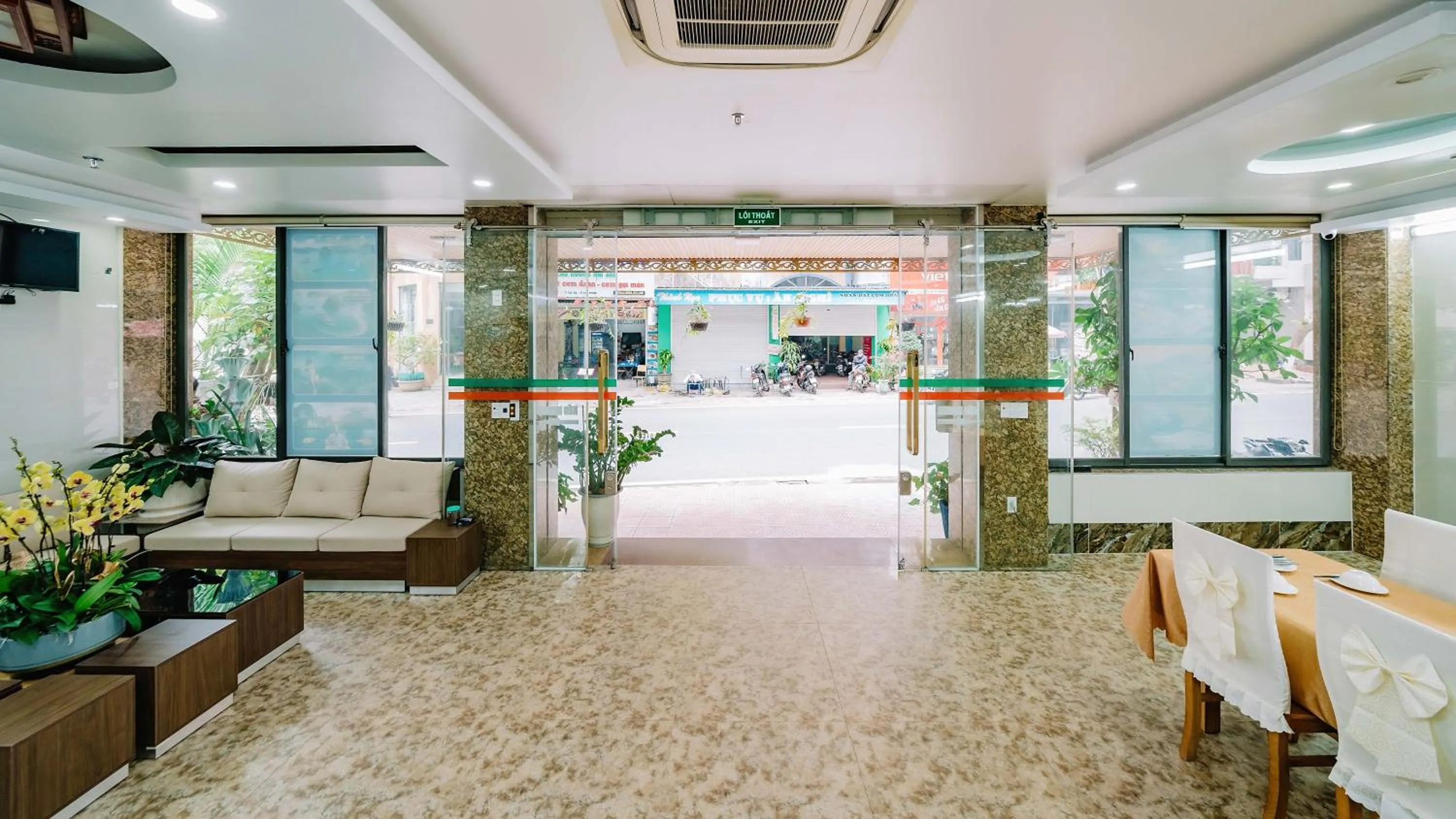 Restaurant/places to eat in Phuong Dong Hotel