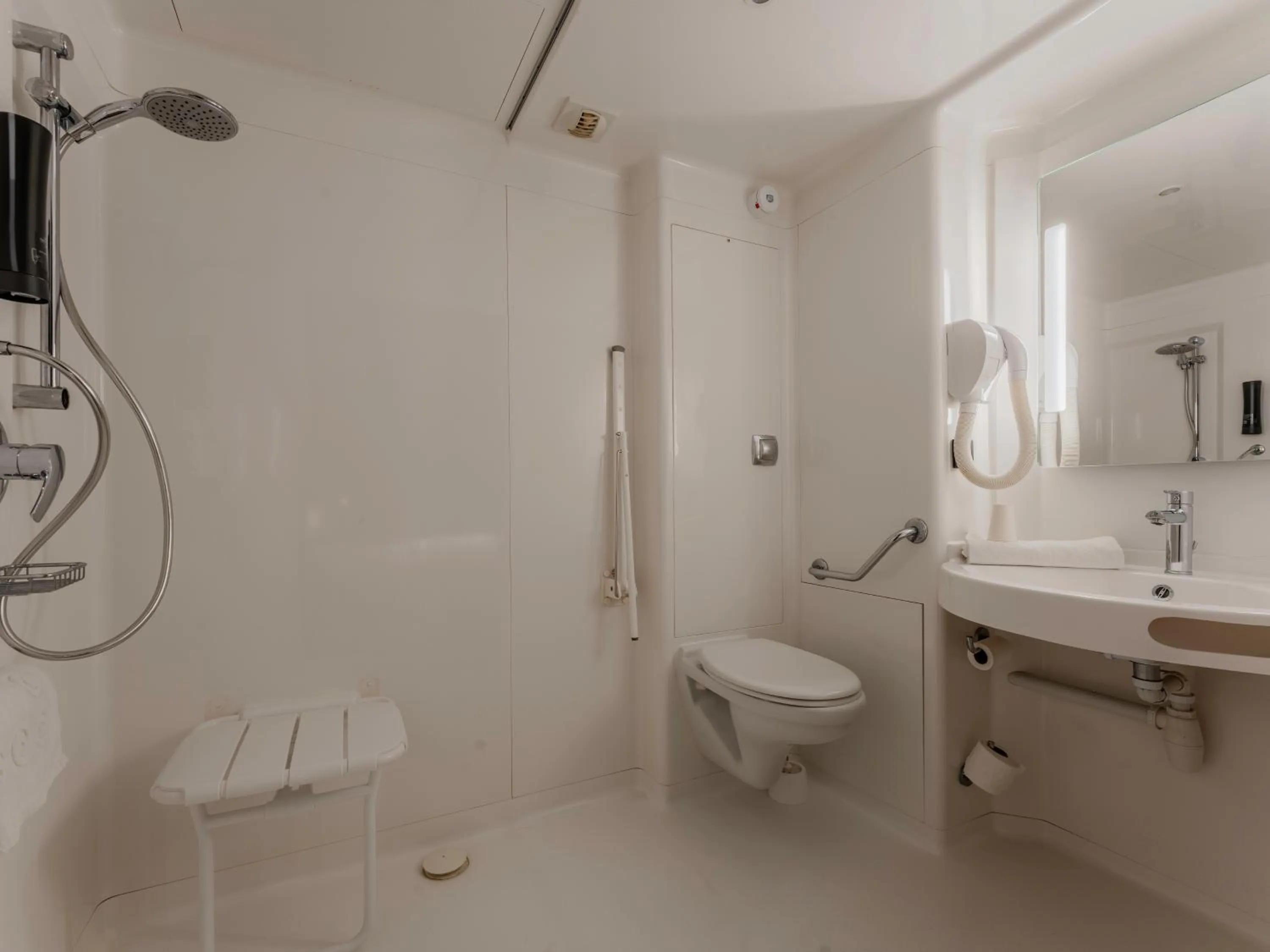 Bathroom in B&B HOTEL Maubeuge Gare