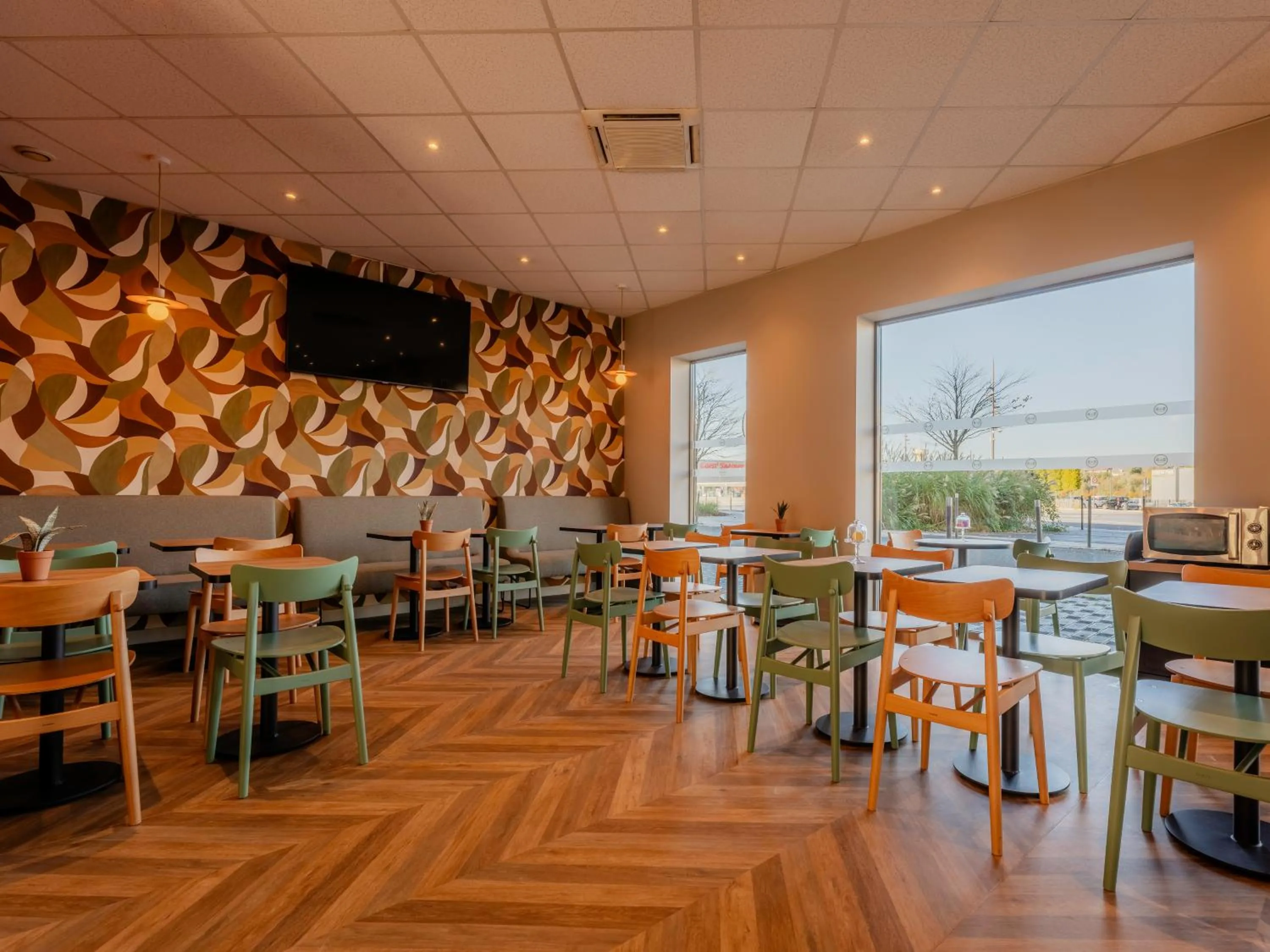 Restaurant/places to eat in B&B HOTEL Maubeuge Gare