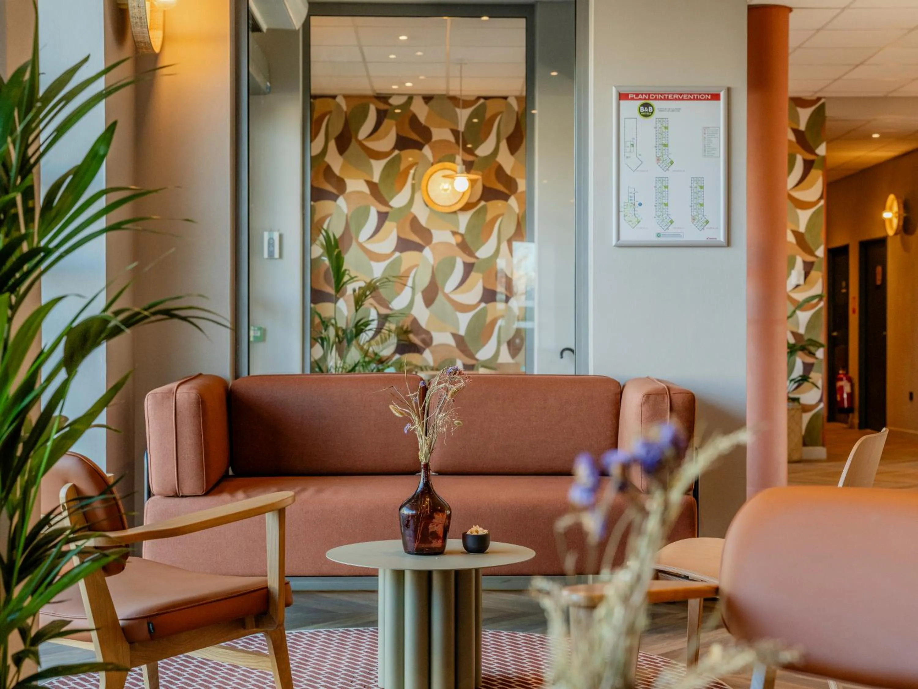 Communal lounge/ TV room in B&B HOTEL Maubeuge Gare