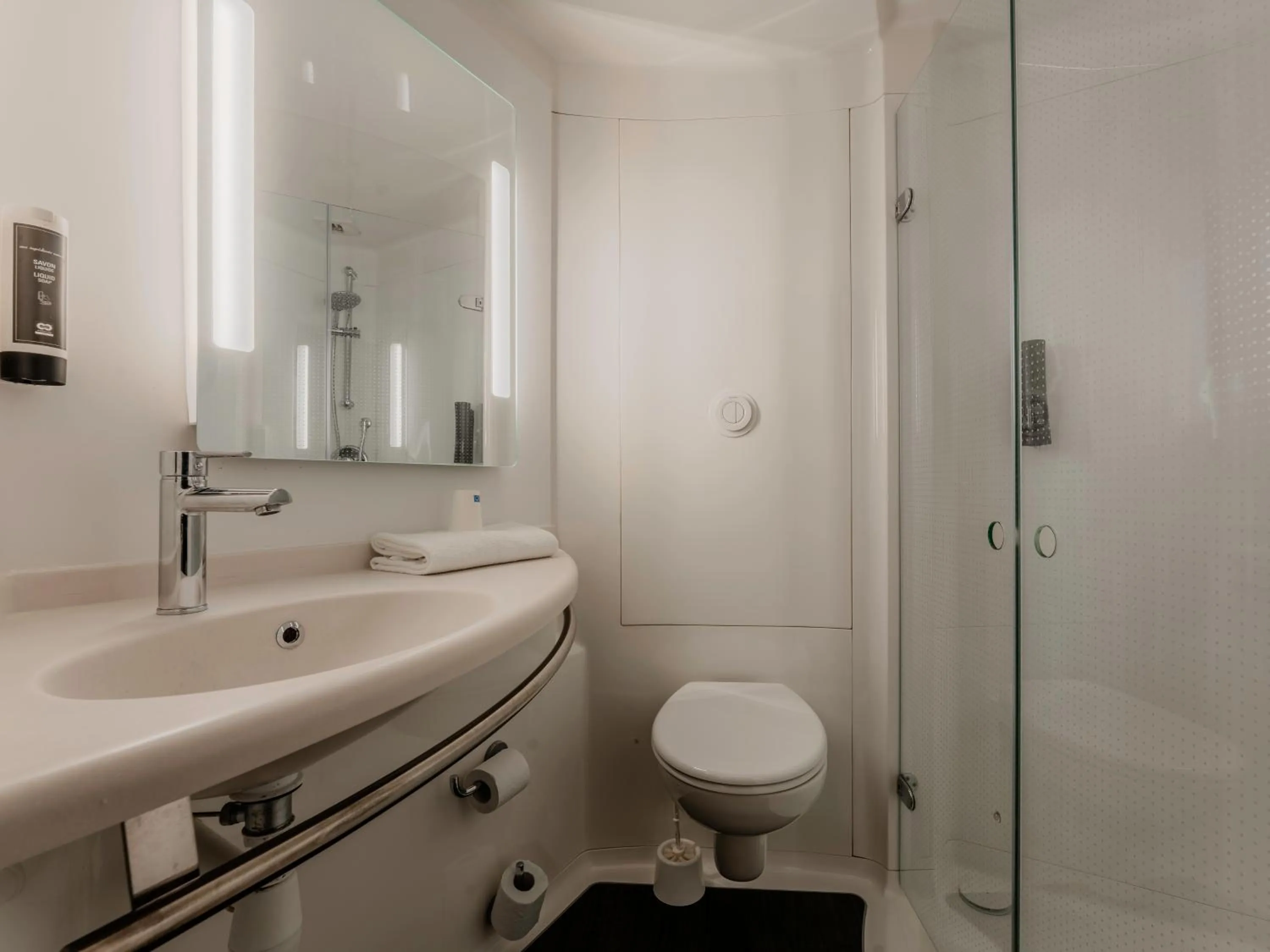 Bathroom in B&B HOTEL Maubeuge Gare