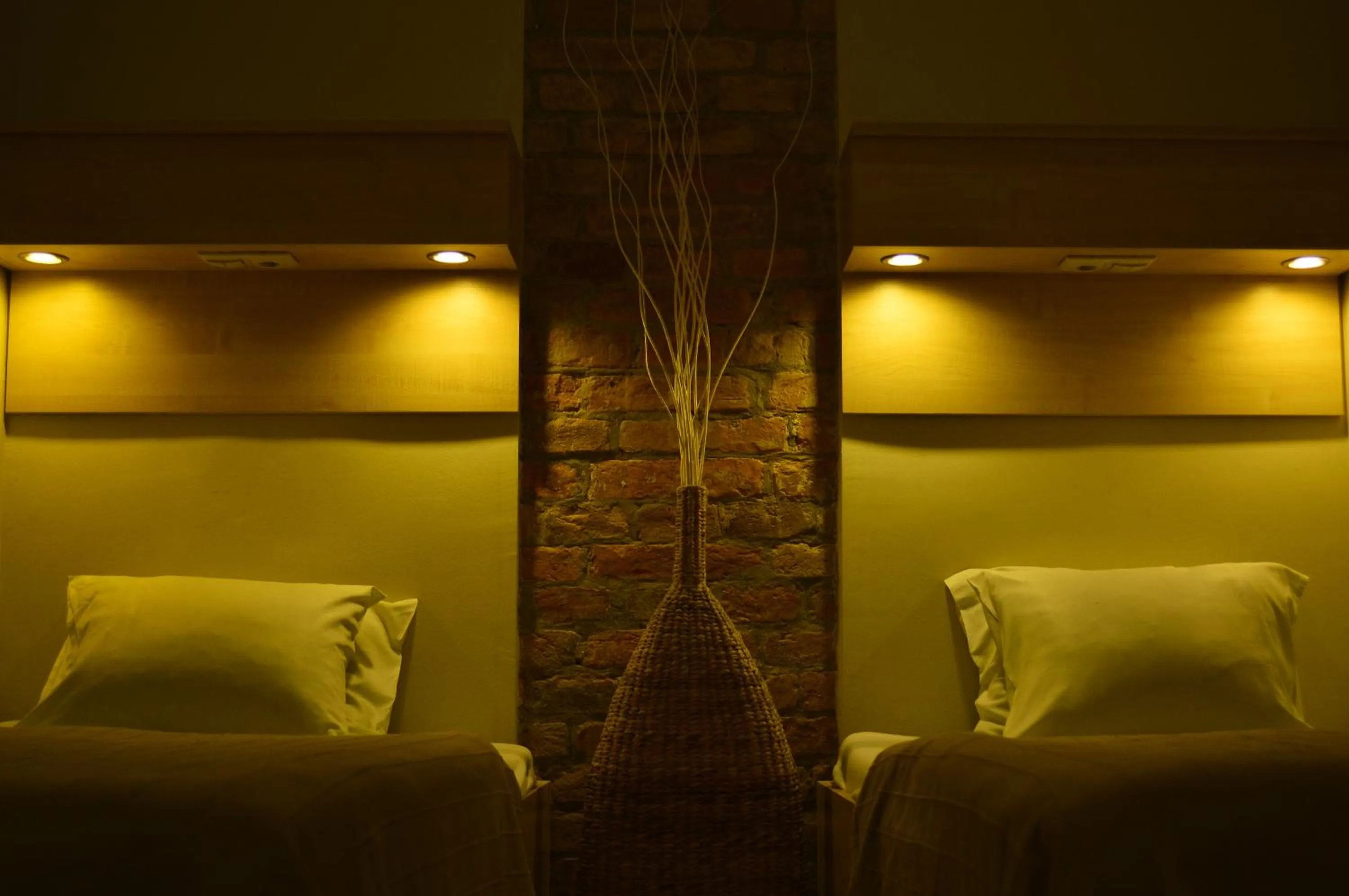 Photo of the whole room, Bed in Centrooms House