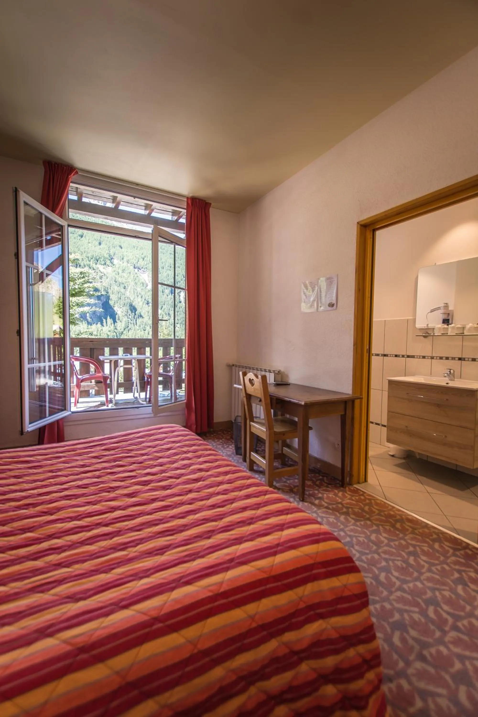 Double or Twin Room with Mountain View in Hotel Castillan