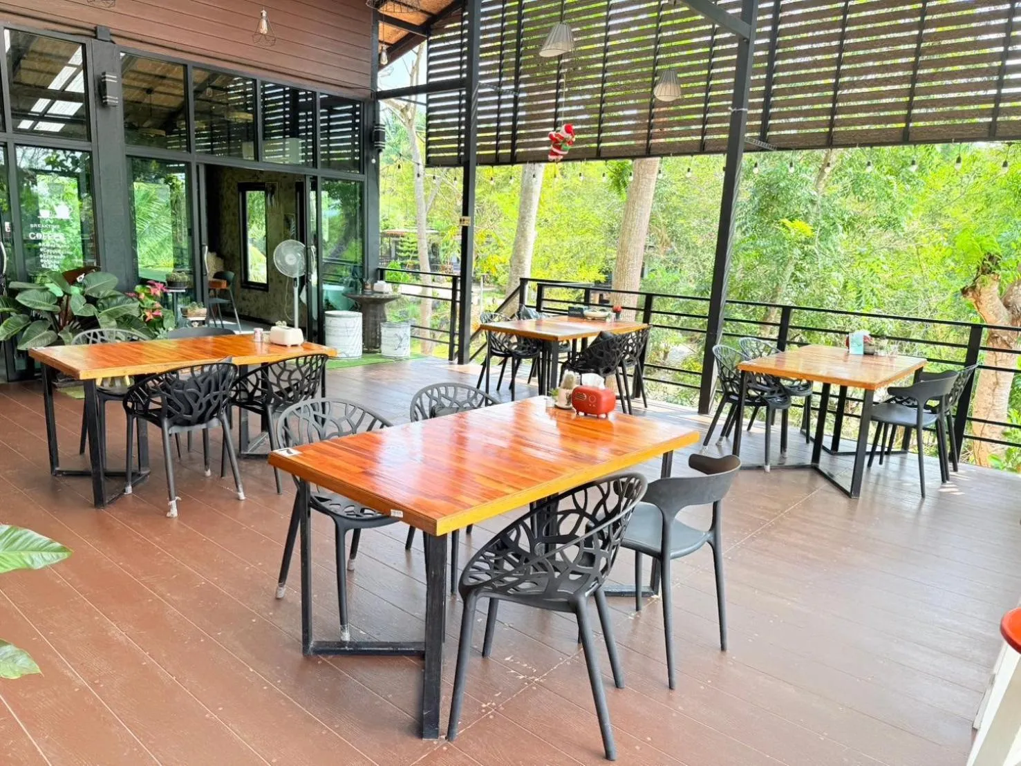Restaurant/places to eat in Baan Suan Hill Resort