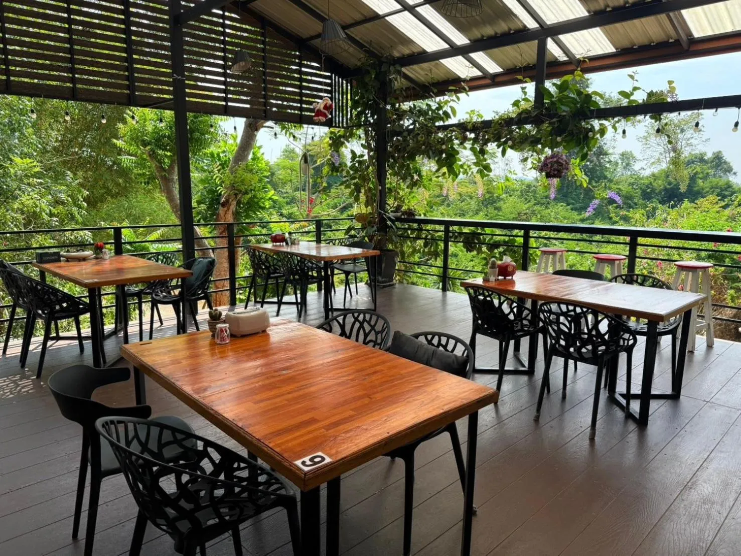 Restaurant/places to eat in Baan Suan Hill Resort
